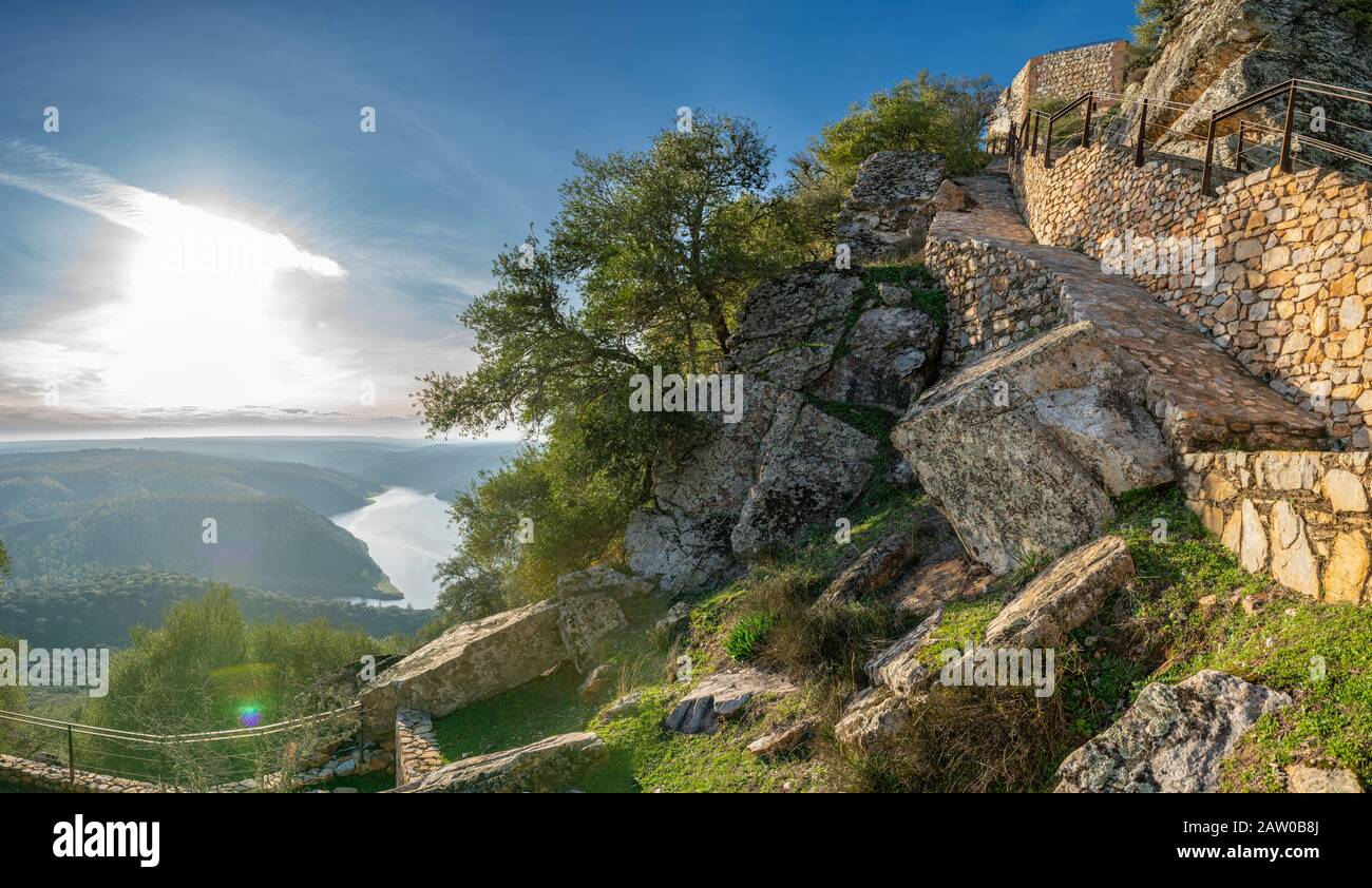 Vue incroyable au coucher du soleil sur le champ de campagne d'Extremadura, ses bois et la rivière Tajo depuis l'impressionnant château de Monfrague, position défensive sur une colline Banque D'Images
