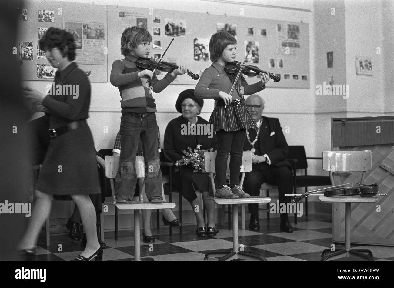La reine Juliana rend visite à Rheden, sa Majesté les enfants de l'université de violon en visitant la musique Date : 20 février 1973 lieu : Rheden mots clés : visite, reines, musique, violonistes Nom De La Personne : Juliana (Reine Pays-Bas) Banque D'Images