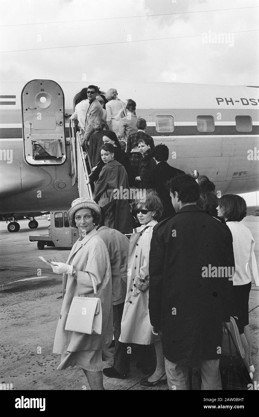 Ballet National Left for Yougoslavie, premier plan Left Sonia Gaskell Date: 7 juillet 1964 lieu: North-Holland, Schiphol mots clés: Ballet, chorégraphes, danse, aéroports Nom De La Personne : Gaskell, Sonia Banque D'Images