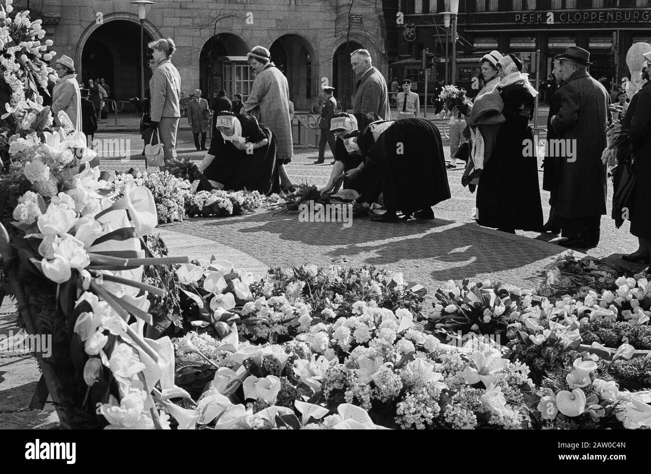 Monument national tombé sur le barrage au Monument national. Quelques femmes en costume national Date: 3 mai 1963 lieu: Amsterdam, Noord-Holland mots clés: Ebunon, monuments commémoratifs, costumes, femmes institution Nom: Monument national Banque D'Images