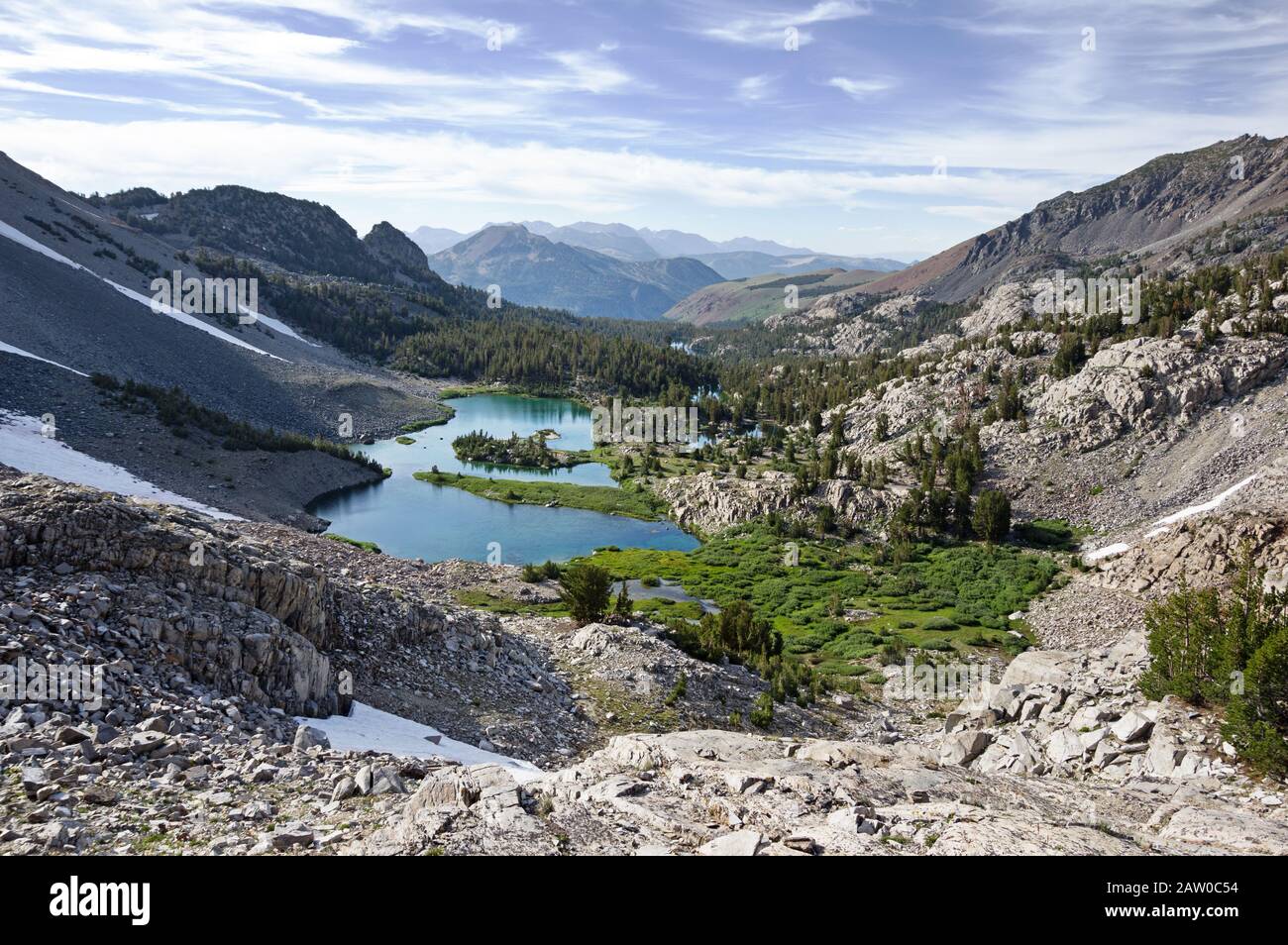 Vue vers le nord jusqu'au lac Barney depuis Duck Pass dans la région sauvage de John Muir Banque D'Images