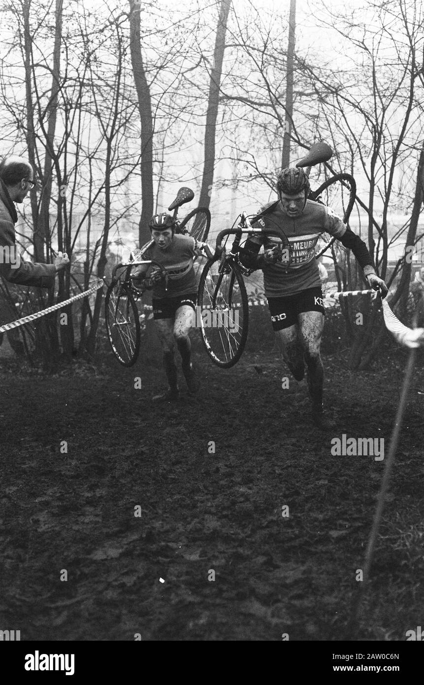 Championnat national cyclo cross Nieuwkoop; Snoeijink vers le championnat, gauche Tribe Cutters qui a terminé deuxième Date: 8 janvier 1978 lieu: Nieuwkoop mots clés: Sport, cyclo cross, vélo Personne Nom: Snoeijink Herman, Chef Cutters Henny Banque D'Images