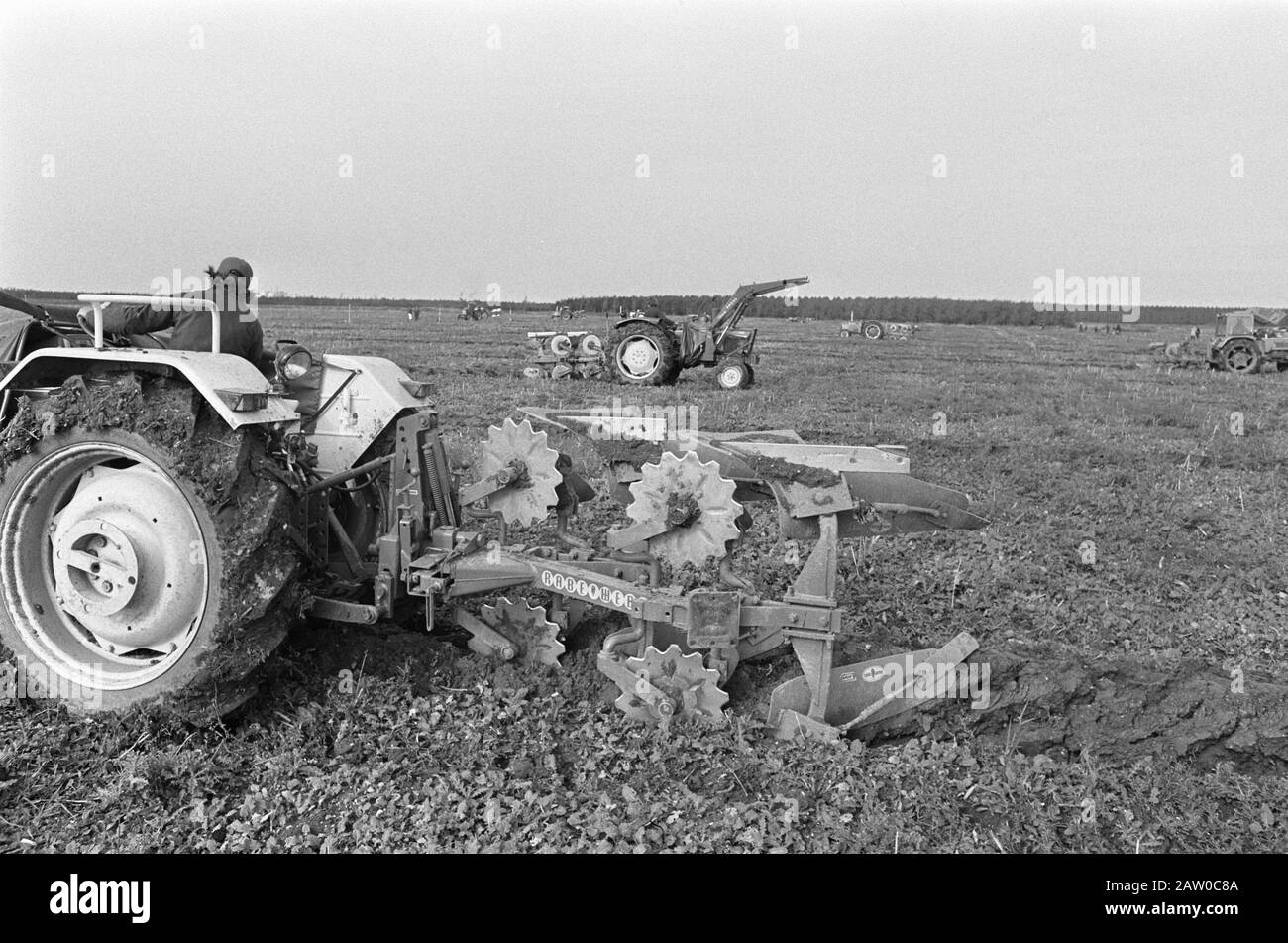 Équipes nationales de championnats en polder à Lelystad charrue en action Date: 9 octobre 1974 lieu: Lelystad mots clés: Championnats, ÉQUIPES Banque D'Images