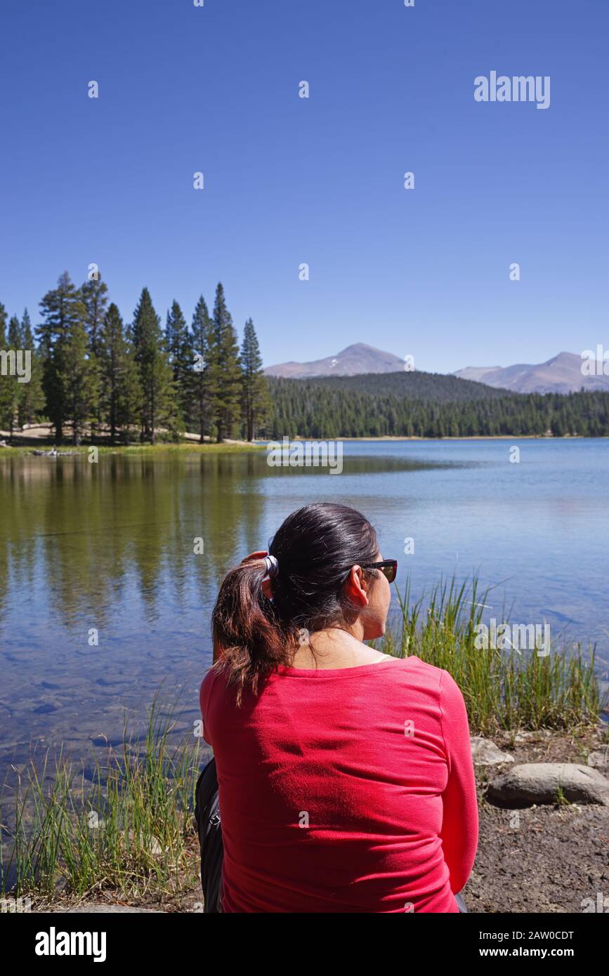 Femme en chemise rouge face au lac Dog dans le parc national de Yosemite Banque D'Images