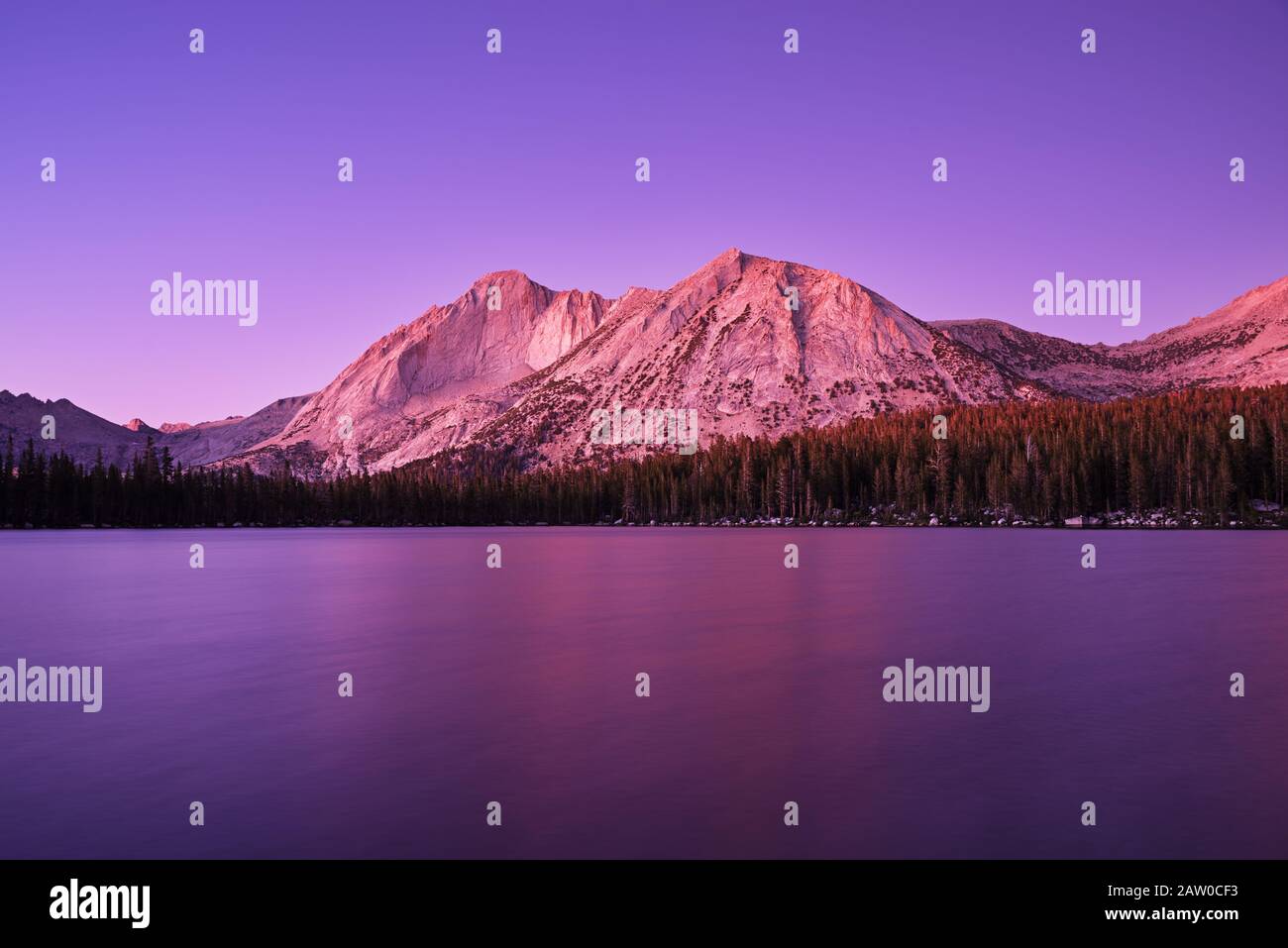 Mount Conness et Young Lake dans le parc national de Yosemite au crépuscule après le coucher du soleil avec une lueur violette Banque D'Images