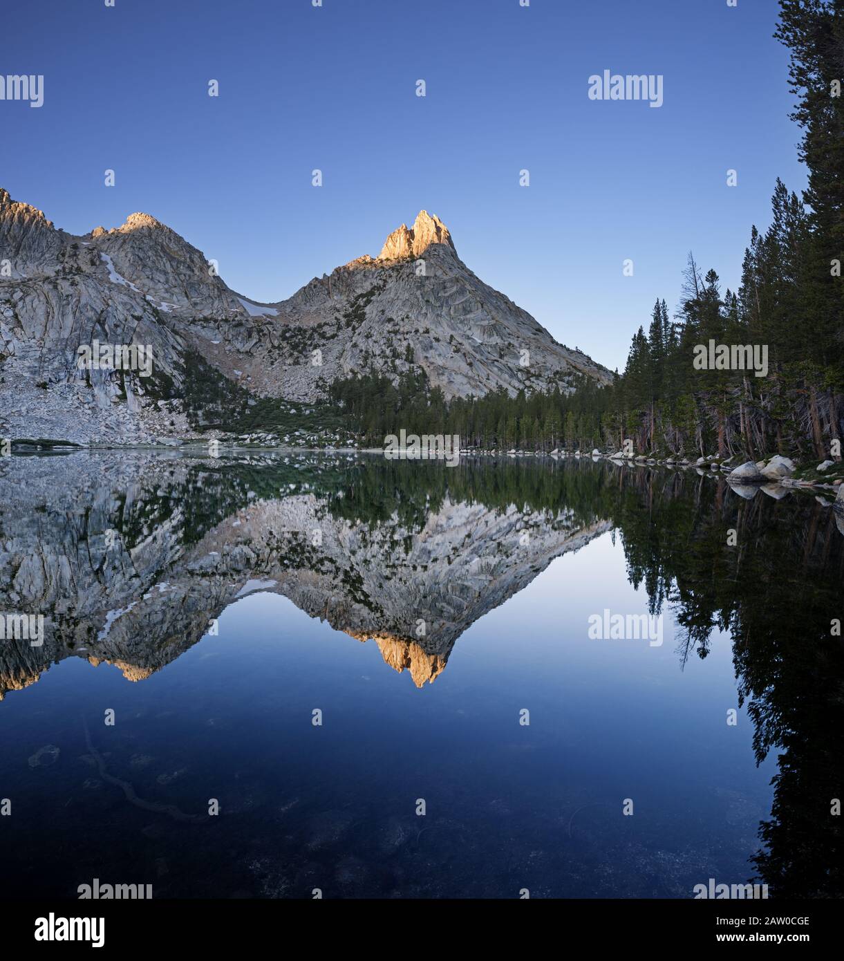 Pic déchiqueté dans le haut pays du parc national de Yosemite reflété dans le lac Young Banque D'Images