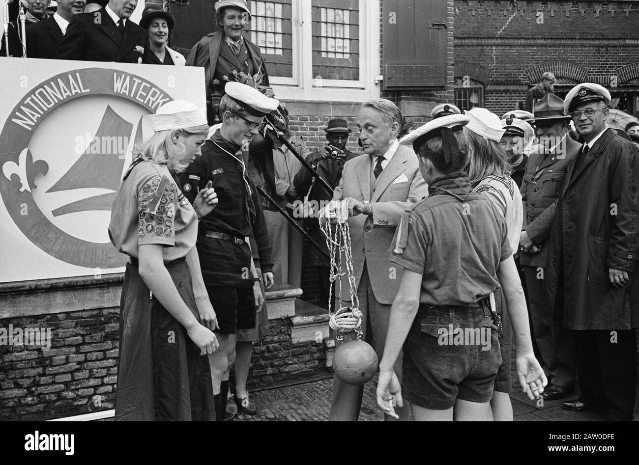 National Water Camp de Nieuwkoop par M. J. Klaasesz (commissaire de la Reine pour la Hollande-Méridionale) a ouvert ses portes, M. J. Klaasesz reçoit une bouée d'ancre Date:. 28 juillet 1965 lieu : Nieuwkoop mots clés : Conseil, ouvertures, scouts Nom De La Personne : Klaasesz, Jan Banque D'Images