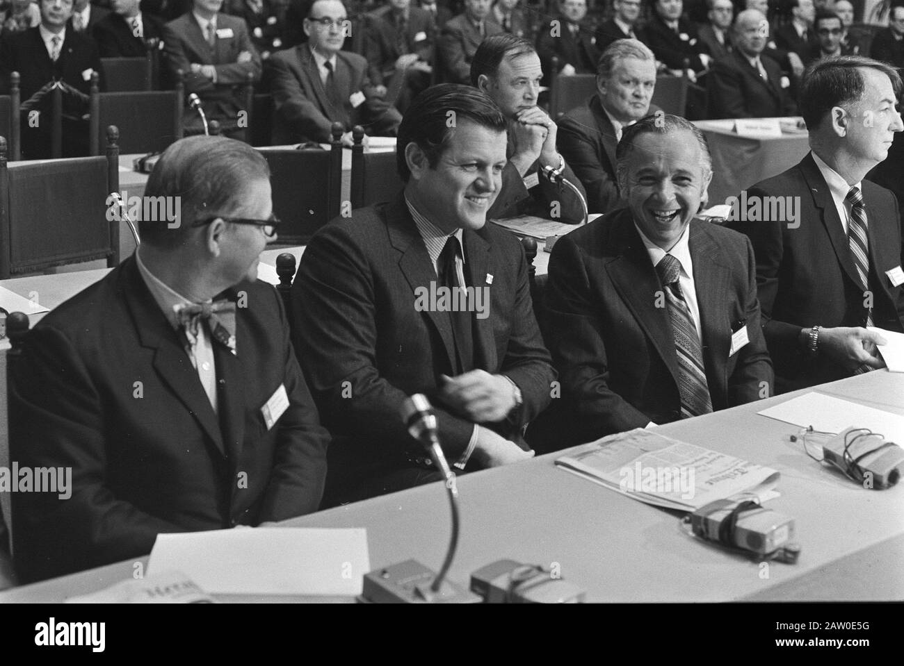 Réunion de l'OTAN au Parlement Knights, La Haye; v.l.n.r Clark (États-Unis). Edward Kennedy, Podell (Usa) Bank Date: 9 Novembre 1970 Lieu: Amérique, La Haye Mots Clés: Politique Nom De La Personne: Clark, Kennedy Edward Nom De L'Institution: Knights Banque D'Images