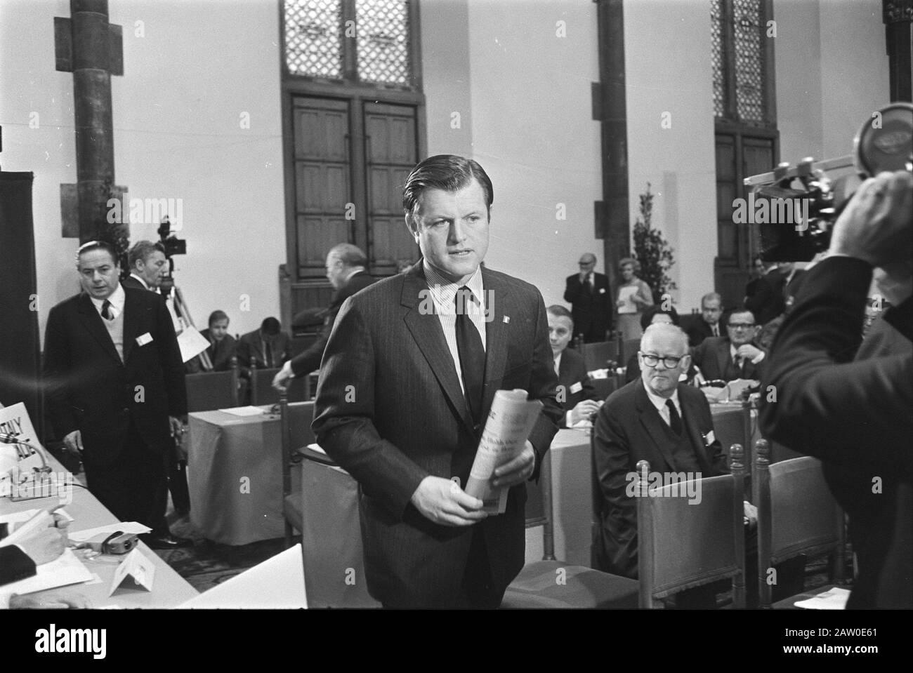 Réunion de l'OTAN au Parlement Chevaliers, La Haye; sénateur USA Edward Kennedy à l'arrivée aux Chevaliers Date: 9 novembre 1970 lieu: Amérique, La Haye mots clés: Politique Nom De La Personne: Kennedy Edward Nom de l'institution: Chevaliers Banque D'Images