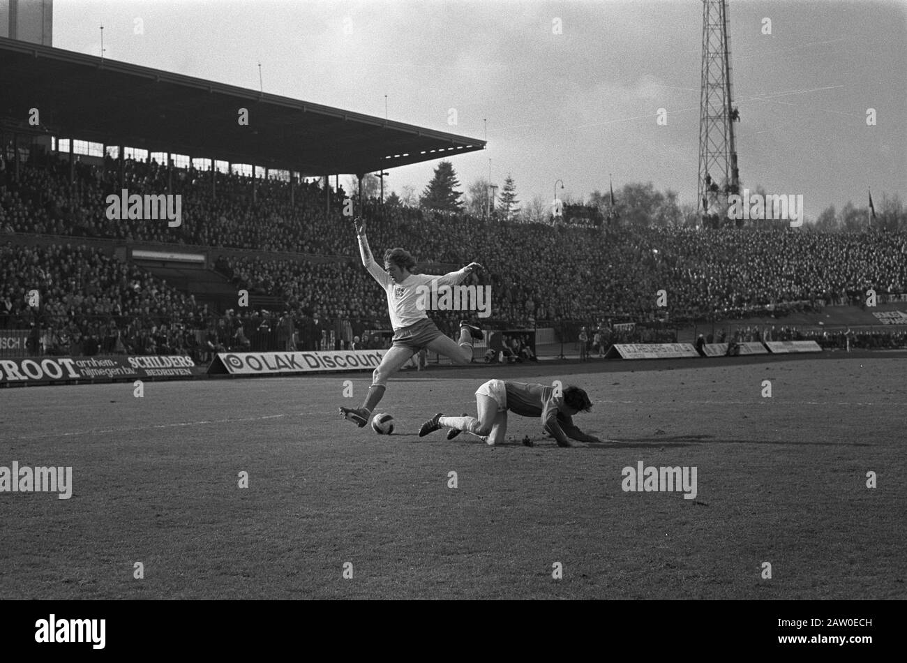 NEC v Ajax 0-2, No 9 Arie Haan (à gauche) en action Date: 25 février 1973 mots clés: Sport, football Nom: Haan Arie Banque D'Images