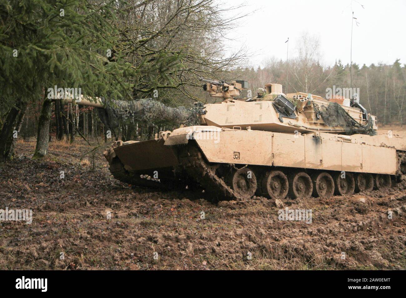 Une Abrums du   bataillon, 8ème Régiment de cavalerie, conduit dans les bois pendant La Résolution Xiii Combinée (CBRXIII) au Centre de préparation multinational conjoint Hohenfels, Allemagne, le 02 février 2002. Combined Resolve XIII est un exercice d'opération multinationale unifiée dirigée par le Département de l'Armée de terre du quartier général de l'armée avec la Brigade de la Force des pays alignés Au Niveau Régional des États-Unis à l'appui des objectifs du Commandement européen (COMUE). Le but de l'exercice est de préparer la 2ème équipe de combat de la Brigade blindée, la 1ère Division Calvaire avec 16 autres nations alliées et partenaires pour lutter et gagner dans le théâtre européen. Banque D'Images