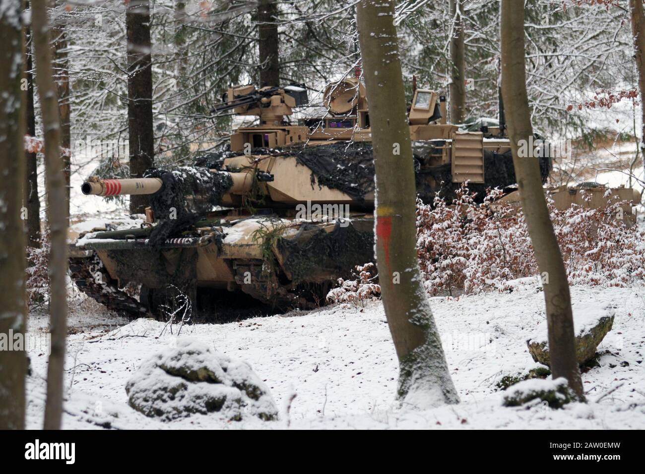 Un réservoir de M1Abrams embute un convoi ennemi lors de l'exercice De formation Combiné Resolve XIII au Centre de préparation multinational conjoint à Hohenfels, Allemagne, le 27 janvier 2020. Combined Resolve XIII est un exercice d'opération multinationale unifiée dirigée par le Département de l'Armée de terre du quartier général de l'armée avec la Brigade de la Force des pays alignés Au Niveau Régional des États-Unis à l'appui des objectifs du Commandement européen (COMUE). Le but de l'exercice est de préparer la 2ème équipe de combat de la Brigade blindée, la 1ère Division Calvaire avec 16 autres nations alliées et partenaires pour lutter et gagner dans le théâtre européen. L'exercice implique Banque D'Images