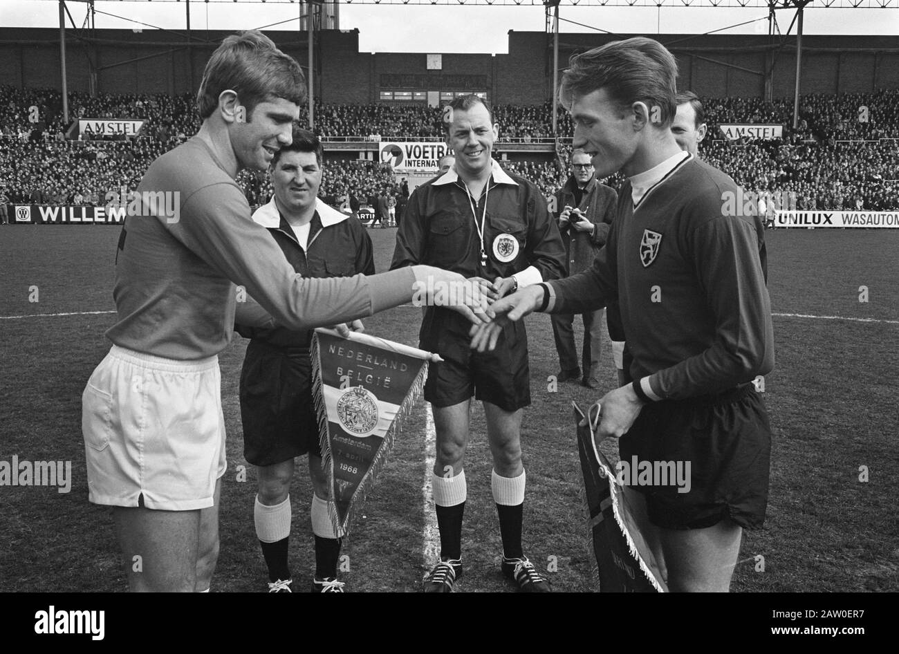 Pays-Bas contre la Belgique 1-2. The Toss, Left Eijk Pants, Right Himst Middle Referee J. Paterson (Scotland) Date : 7 avril 1968 lieu : Amsterdam, Noord-Holland mots clés : matchs internationaux, arbitres, sports, football Nom De La Personne : Eijk Pants, Himst of, Paterson J Banque D'Images