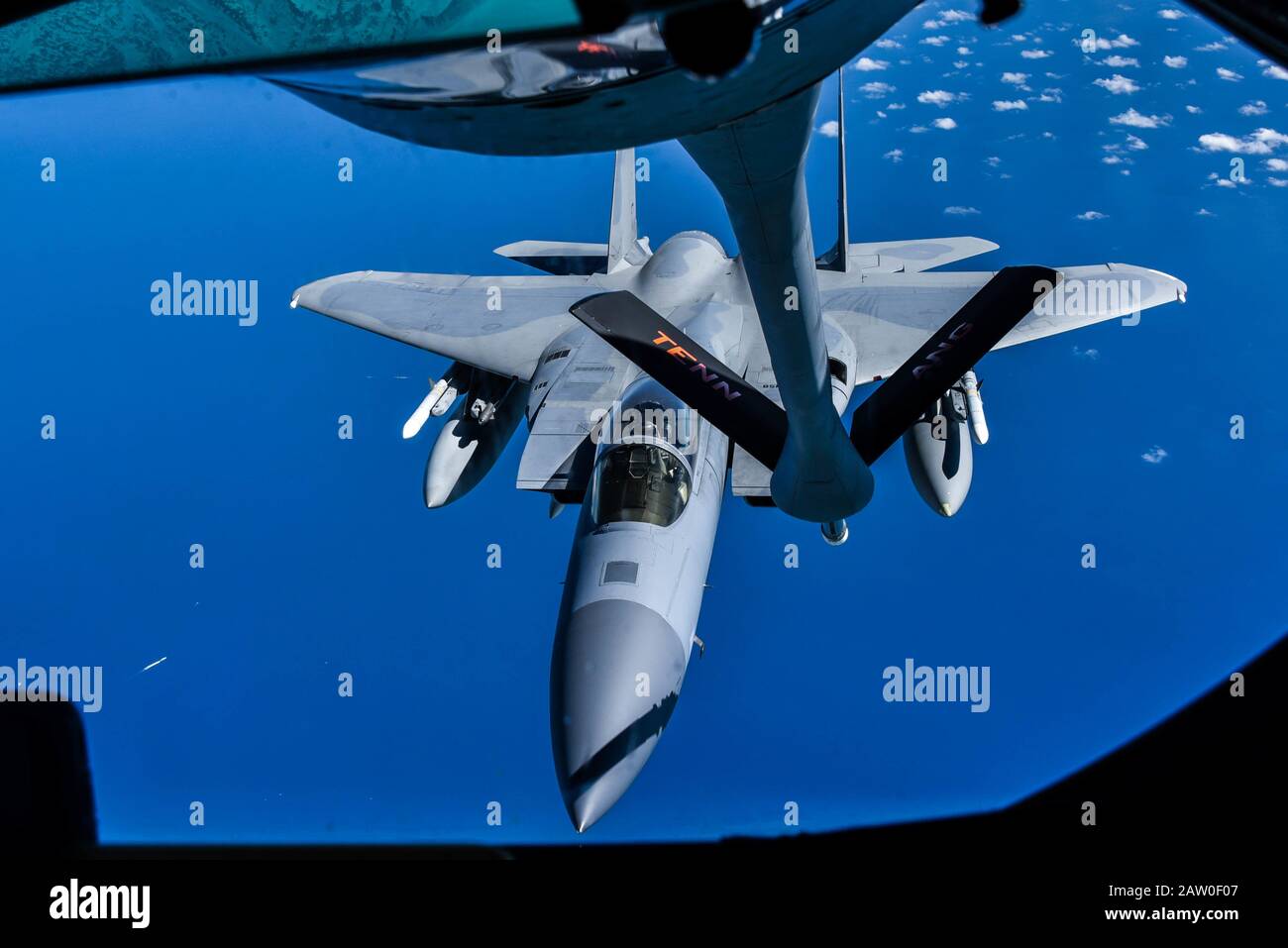 Un F-15 Eagle de la 125ème Escadre Fighter approche le boom pour se réalimenter. Les membres de la 134ème aile De Ravitaillement en air se sont rendus à la base De La Réserve aérienne Homestead en Floride pour effectuer un vol médiatique présentant les capacités de ravitaillement en air de la KC-135 R Stratotanker et la façon dont elle aide dans les protocoles de sécurité préparés pour la prochaine Super Bowl LIV. Les médias de la région ainsi que les points de vente nationaux ont assisté à l'événement ici le 28 janvier 2020, qui a également présenté les F-15 de la 125ème Escadre Fighter de Jacksonville, FL, et les métiers d'art exploités par Homeland Security et les forces de l'ordre locales. Banque D'Images