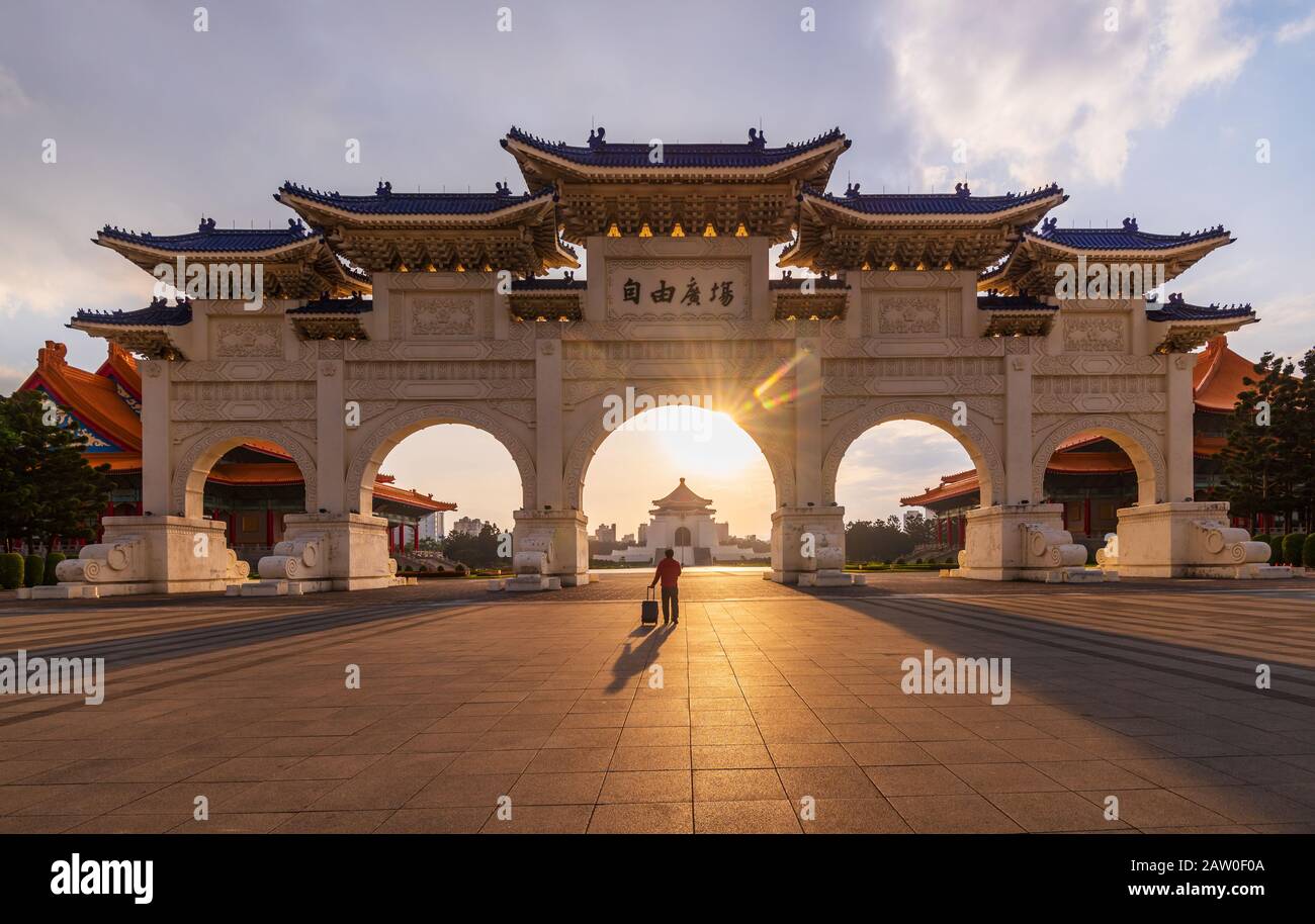 La randonnée touristique à la porte d'entrée de Chiang Kai Shek Memorial Hall à Taipei City, Taiwan Banque D'Images