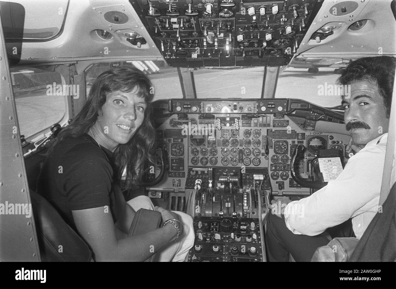 Néerlandais atletiekploeg de Schiphol à Rome a laissé le détenteur du disque néerlandais sauter Ciska Jansen dans le poste de pilotage Date: 30 août 1974 lieu: North-Holland, Schiphol mots clés: Athletics, blattes, avion Nom De La Personne: Jansen, Ciska, Janssen-Jansen, Ciska Banque D'Images
