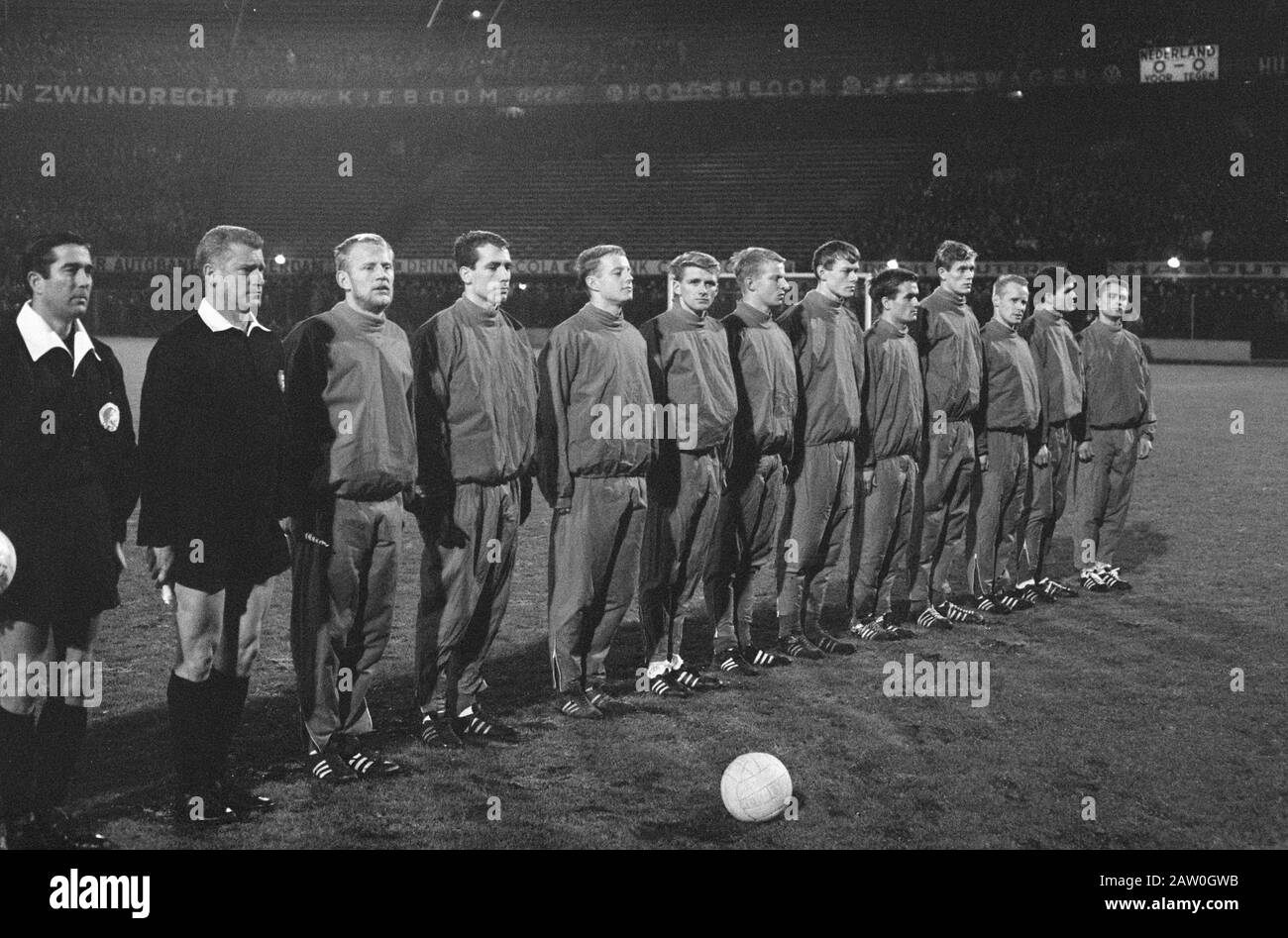 Football Interland Pays-Bas - Danemark équipe néerlandaise pendant le jeu des hymnes nationaux Date : 30 novembre 1966 lieu : Rotterdam, Hollande-Méridionale mots clés : sport, football Banque D'Images