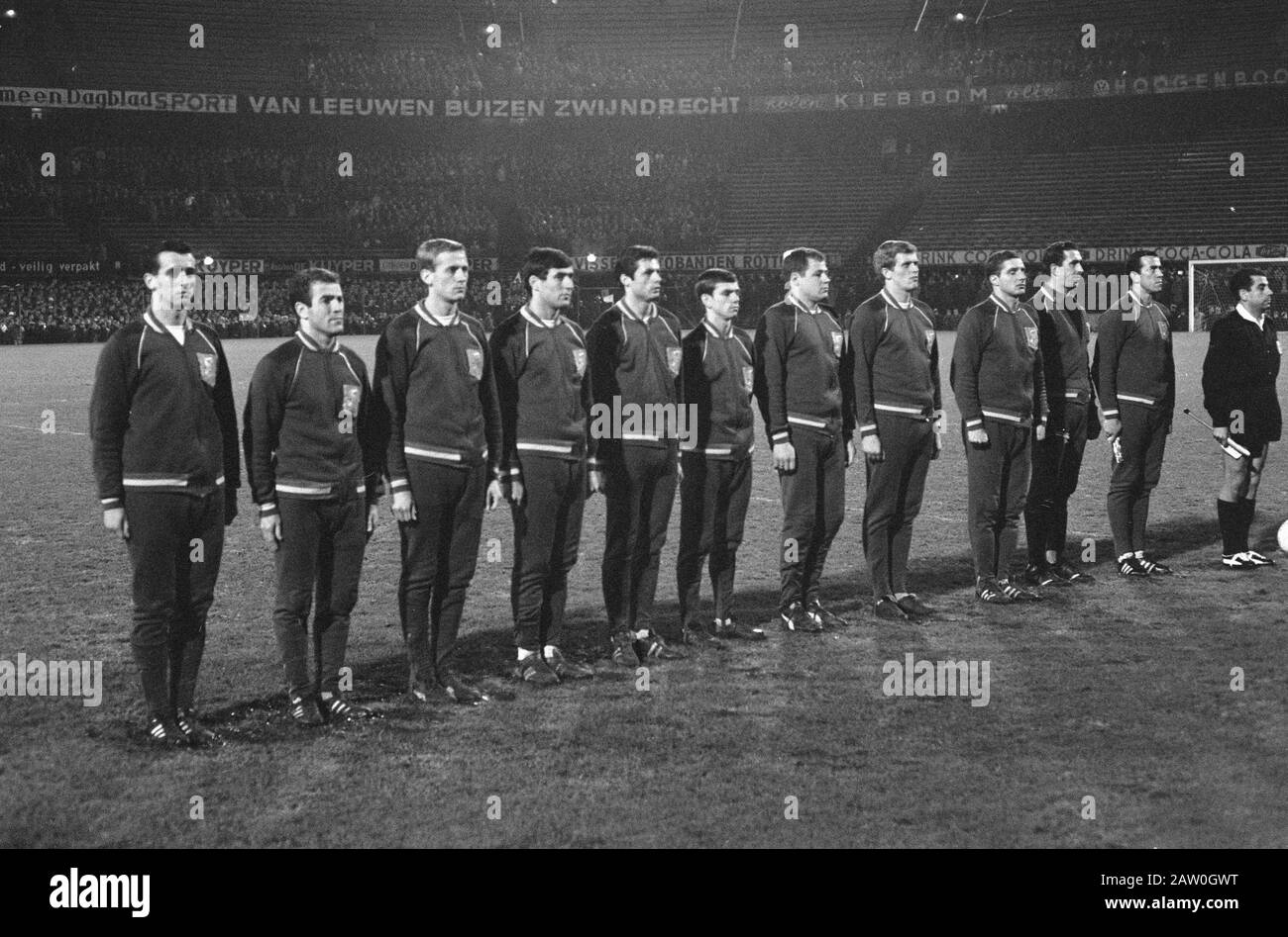 Football Interland Pays-Bas - Danemark équipe néerlandaise pendant le jeu des hymnes nationaux Date : 30 novembre 1966 lieu : Rotterdam, Hollande-Méridionale mots clés : sport, football Banque D'Images