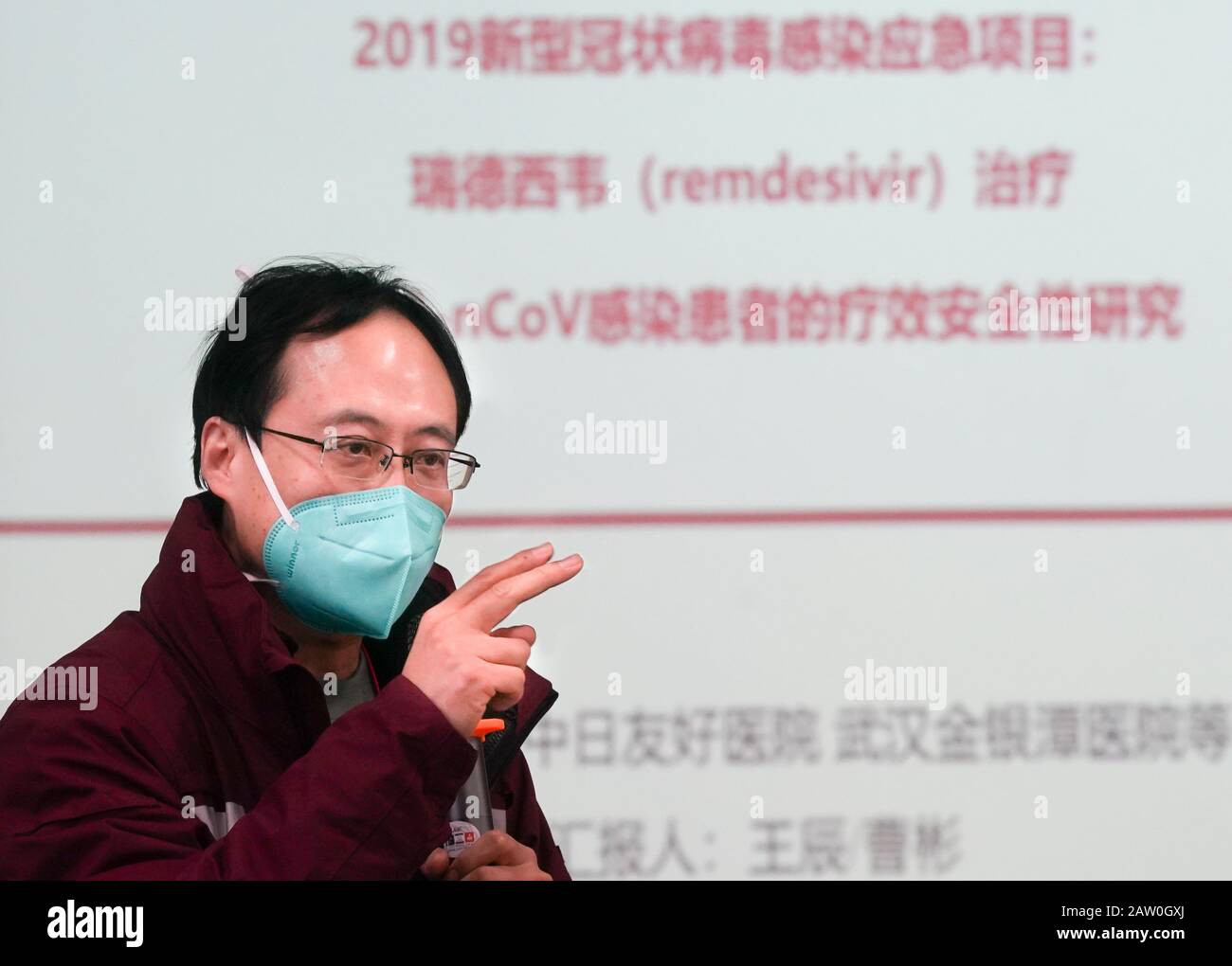 Pékin, Province Chinoise De Hubei. 5 février 2020. Le professeur Cao Bin, responsable du programme d'essais cliniques du médicament antiviral Remdesivir, s'est exprimé lors d'une conférence à Wuhan, dans la province de Hubei en Chine centrale, le 5 février 2020. L'enregistrement pour les essais cliniques sur le médicament antiviral Remdesivir a été approuvé, et le premier lot de patients atteints de pneumonie infectés par le nouveau coronavirus (2019-nCoV) devrait commencer à prendre le médicament jeudi, selon une conférence officielle mercredi. Crédit: Cheng Min/Xinhua/Alay Live News Banque D'Images