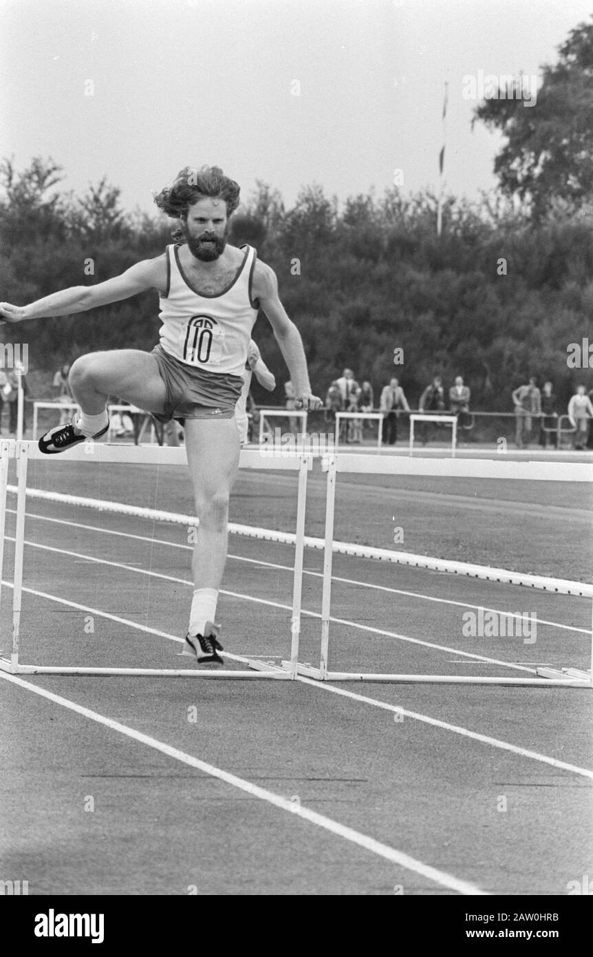 Championnat néerlandais d'athlétisme en 1974 à Papendal; Frank Nusse a remporté les 400 mètres obstacles Date: 3 août 1974 mots clés: Athlétisme, haies championnats Nom De La Personne: Frank Nusse Nom de l'institution: Papendal Banque D'Images