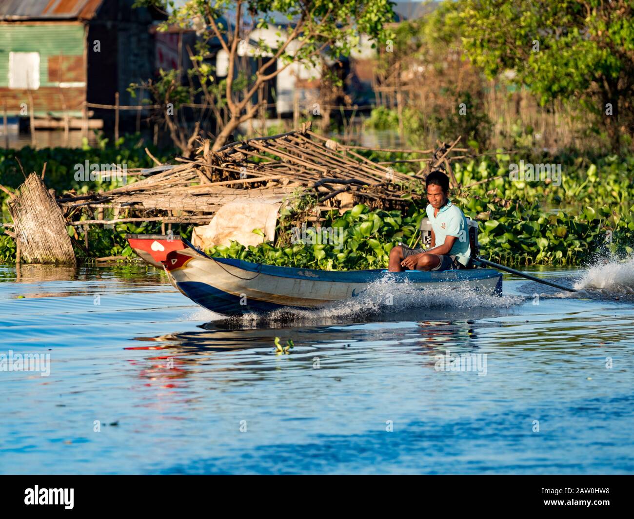 Les habitants de Prek Toal, sur le lac Tonle Sap, vivent dans un village flottant qui passe une grande partie de leur vie sur l'eau dans tout ce qu'ils font Banque D'Images