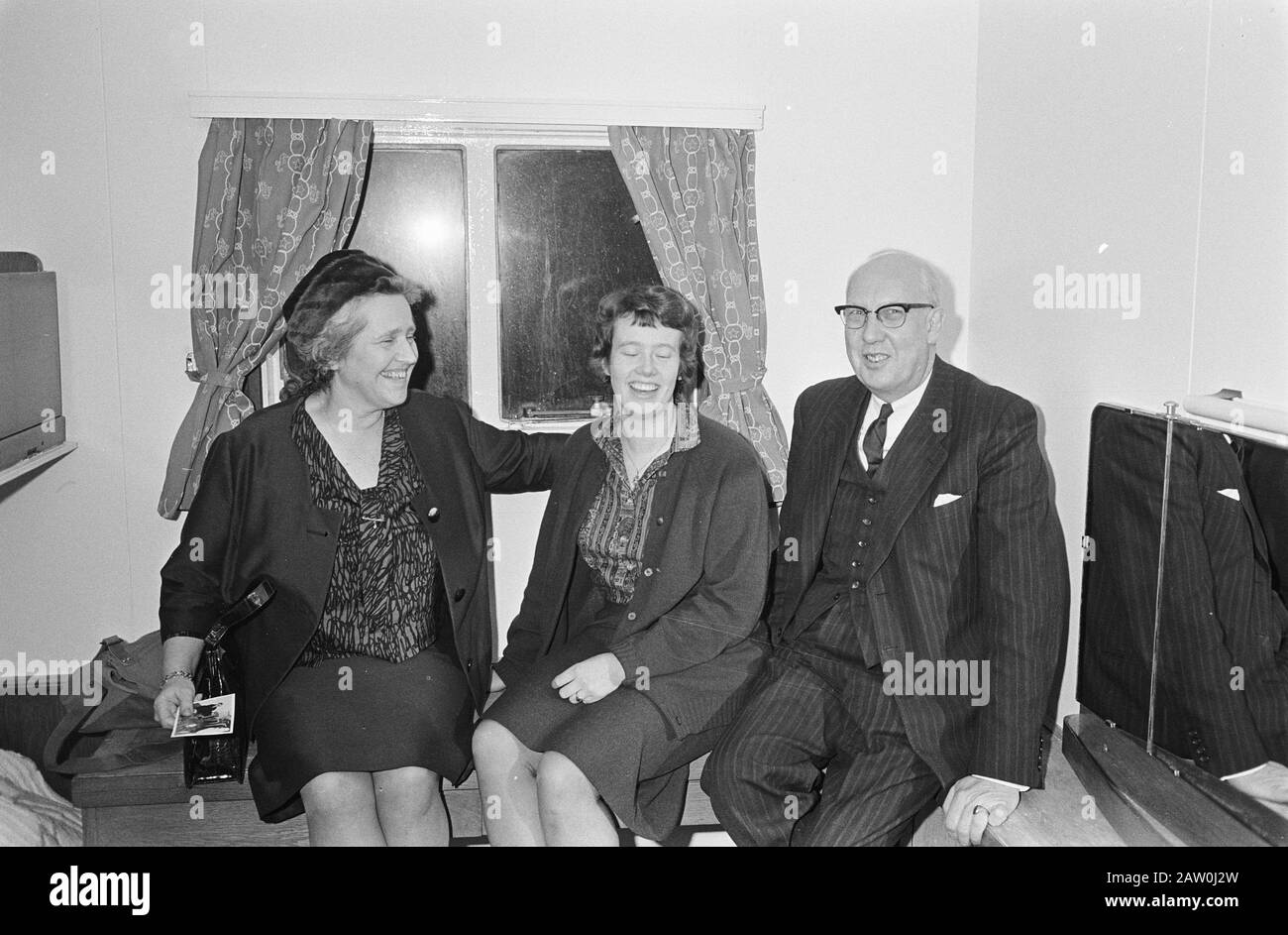Jeunes Néerlandais en Amérique du Sud, père et mère Diepenhorst a pris à bord au revoir à leur fille Date: 3 janvier 1964 lieu: Amérique du Sud mots clés: Adieu Banque D'Images