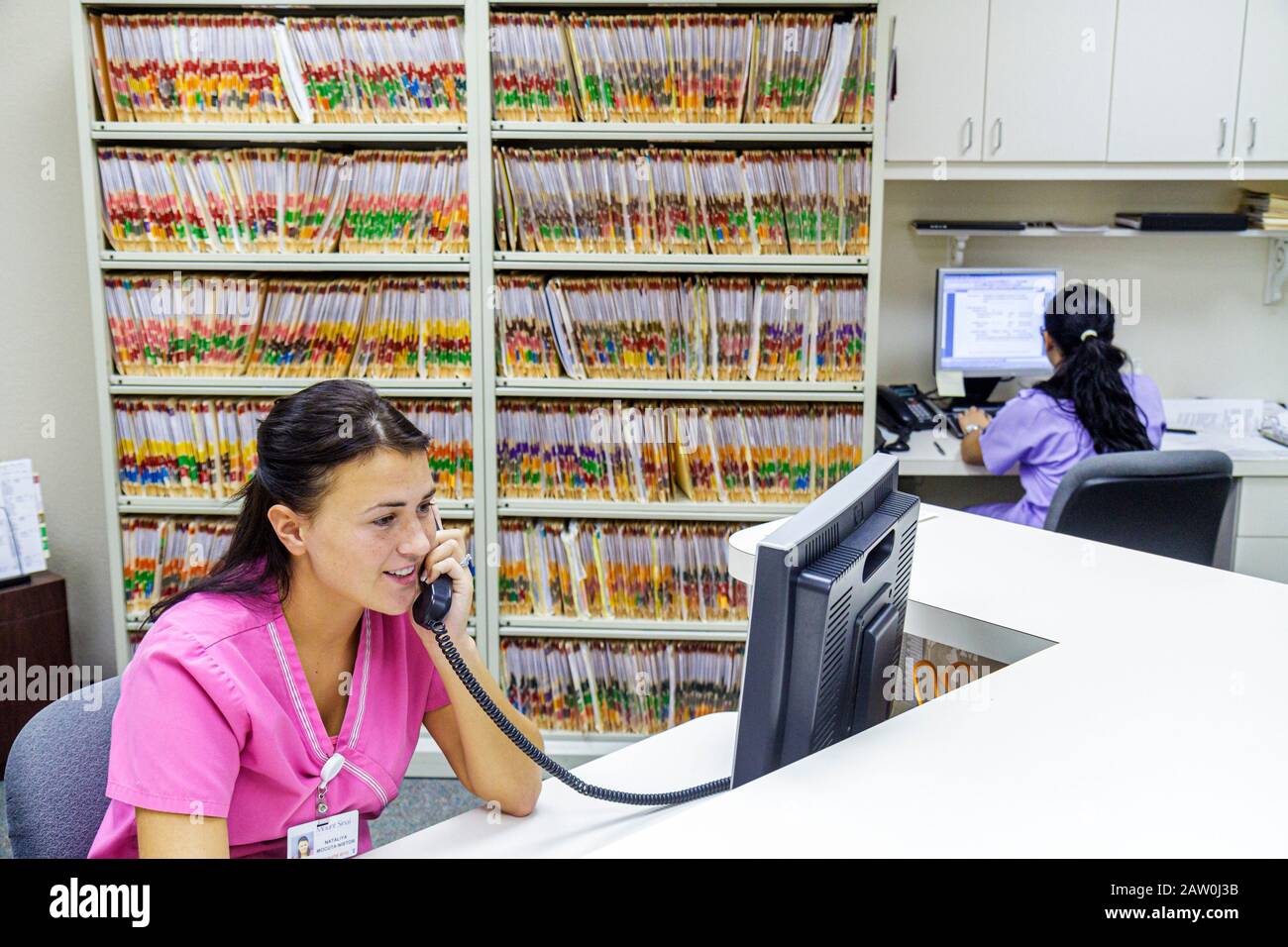 Miami Beach Florida, Mount Mt. Sinai Medical Center,centre,hôpital,soins de santé,cabinet du médecin,femme hispanique femmes,réceptionniste,téléphone,recor Banque D'Images