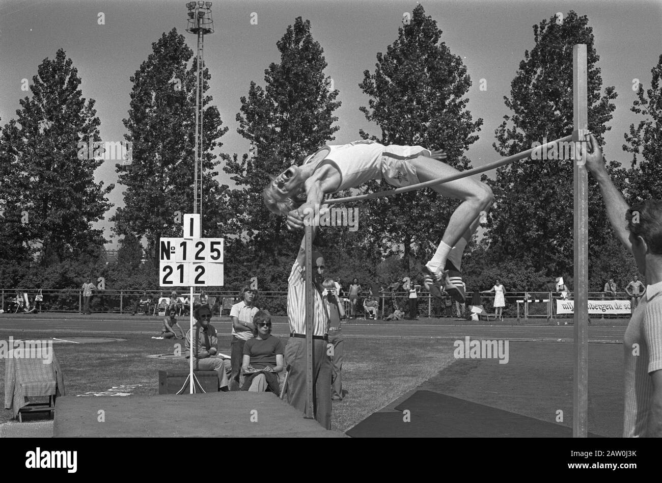 Championnat néerlandais d'athlétisme pour les jeunes à Amsterdam, Ruud Wielart améliore record de saut élevé Date: 24 juin 1973 lieu: Amsterdam, Noord-Holland mots clés: SAUT élevé, Jeunesse, RECORDS, athlétisme, championnats Nom De La Personne: Wielart Ruud Banque D'Images