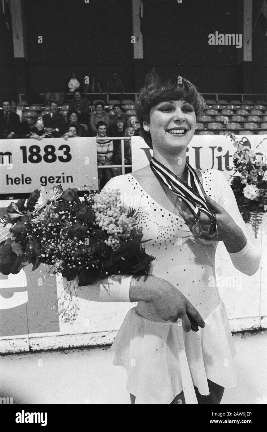 Championnat hollandais patinage artistique; Astrid Jansen montre des médailles Date: 13 janvier 1979 mots clés: Championnats, MÉDAILLES, patinage Nom: Astrid Jansen Banque D'Images