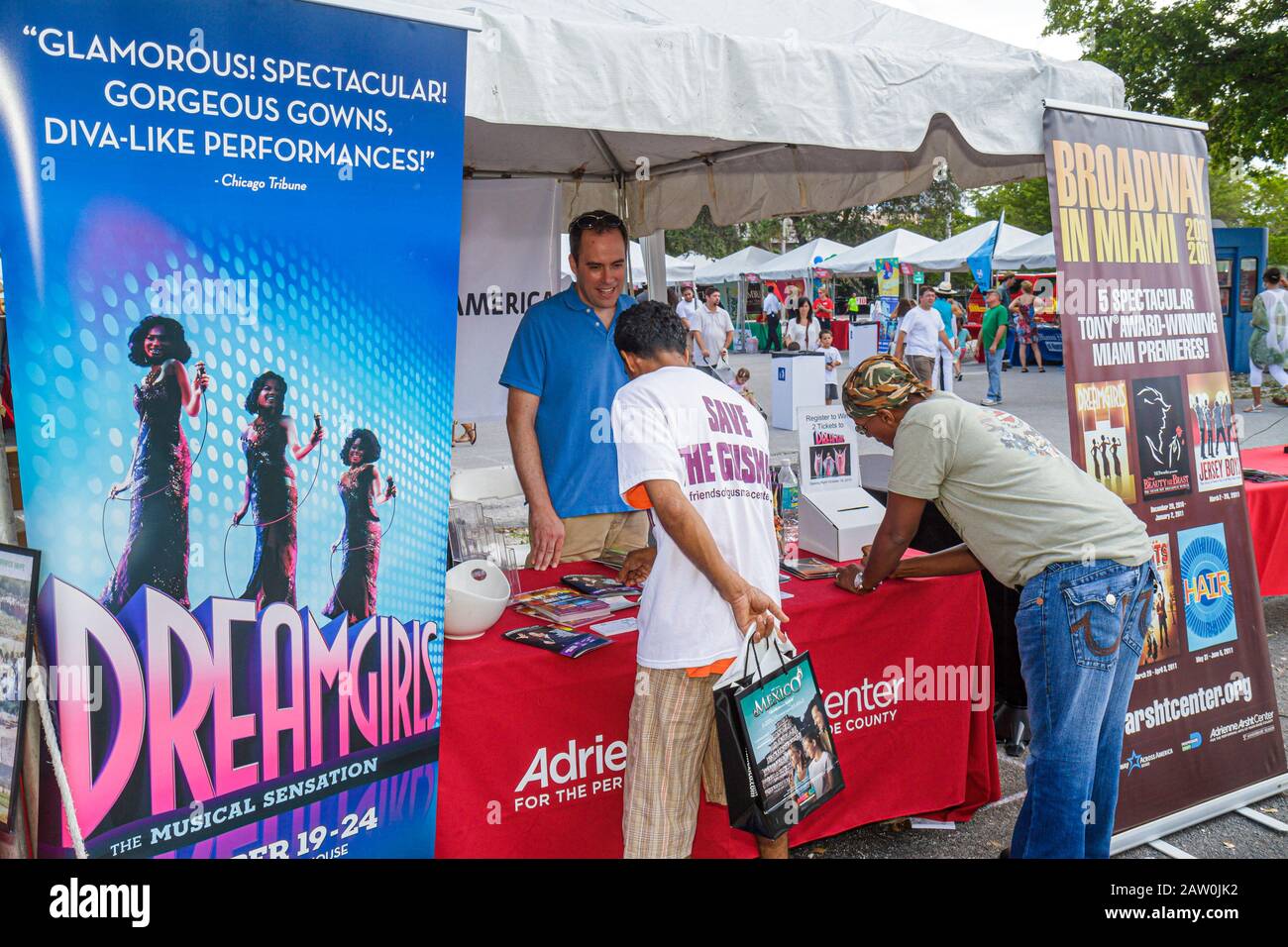 Miami Florida,Adrienne Arsht Centre for the Performing Arts,Fall for the Arts Festival,stand,exposant,spectacle Broadway,spécial,voyages des visiteurs Banque D'Images
