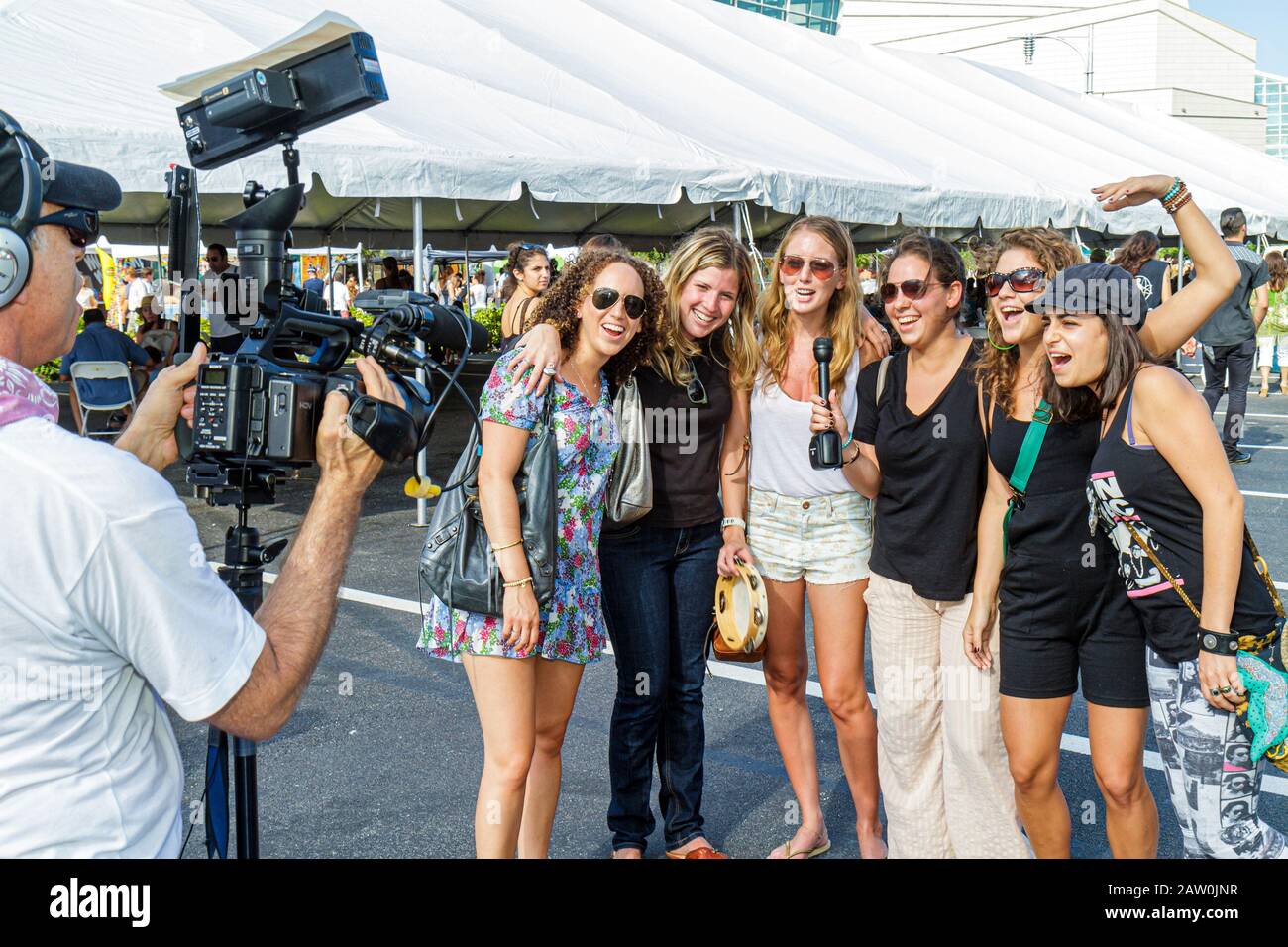 Miami Florida,Adrienne Arsht Centre for the Performing Arts,Fall for the Arts Festival,adulte adultes homme hommes,cameraman,vidéo numérique camc Banque D'Images