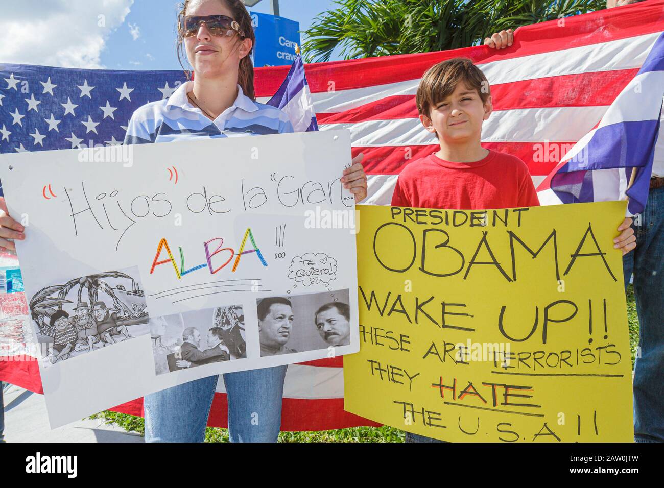 Miami Florida,protestation,hispanique latin Latino immigrants minorités ethniques, rue protestataire du nom du général corrompu nicaraguayen,drapeau,protestation Banque D'Images