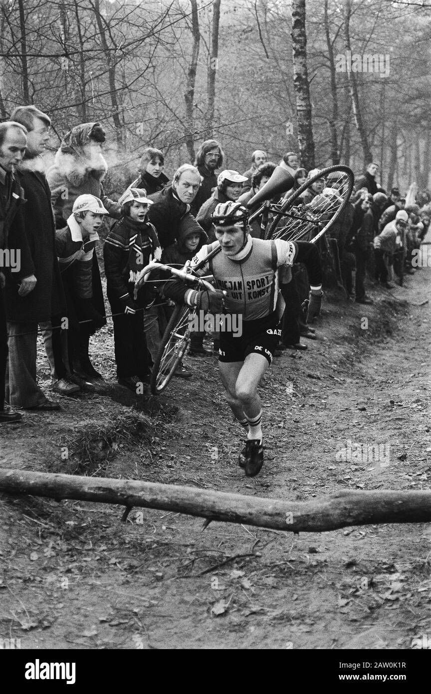 Championnat hollandais Cyclocross à Berg en Dal; gagnant et gagnant dans l'ensemble dans le pros Kees v. d. WO Date : 13 janvier 1980 mots clés : Championnats, CYCLOCROSS Banque D'Images