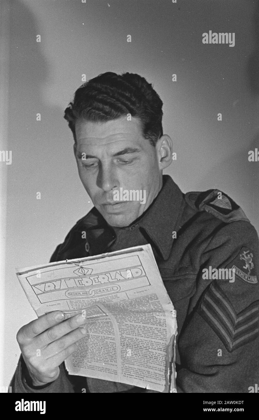 HIE [Pays-Bas en Angleterre] / Annefo London Series soldat néerlandais, sergent, qui a servi dans la 8ème annotation de l'armée britannique: Il lit ici le magazine Vrij Pays-Bas Date: Février 1944 lieu: Grande-Bretagne mots clés: Soldats, portraits, la seconde Guerre mondiale Banque D'Images
