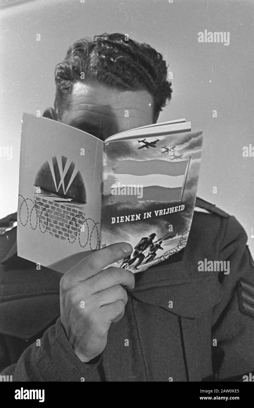 HIE [Pays-Bas en Angleterre] / Anefo London Series soldat néerlandais, sergent, qui a servi dans la 8ème annotation de l'Armée britannique : lit une brochure. Photo miroir Date: Février 1944 lieu: Royaume-Uni mots clés: Soldats, portraits, seconde Guerre mondiale Banque D'Images