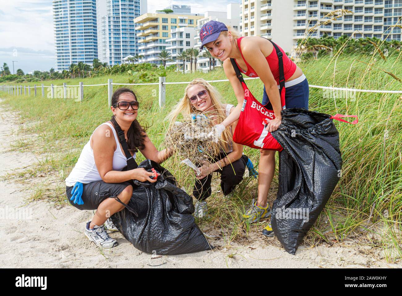 Miami Beach Florida,Coastal Cleanup Day,étudiants bénévoles bénévoles bénévoles travailleurs du travail, travail d'équipe travaillant ensemble pour aider Banque D'Images