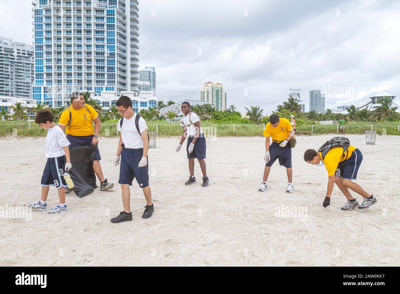 Miami Beach Florida,Coastal Cleanup Day,bénévoles bénévoles travailleurs du travail, travailler ensemble pour aider,aider à la litière,déchets,pollu Banque D'Images