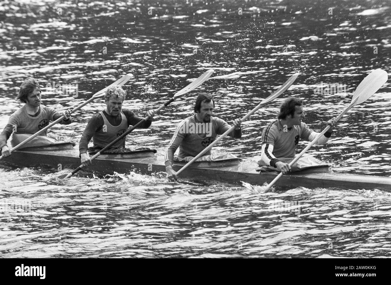 Courses internationales de canoë sur le Bosbaan à Amsterdam équipe néerlandaise en troisième place, de gauche à droite: Van der Pol, Jacobs, Keetmanshoop, Van Es Date: 11 mai 1975 lieu: Amsterdam, Hollande-Nord mots clés: Canoes, canoë, sports, sportifs, compétitions Banque D'Images