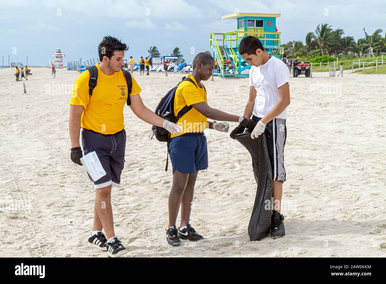 Miami Beach Florida,Coastal Cleanup Day,bénévoles communautaires bénévoles travailleurs du travail bénévole,travail d'équipe travaillant ensemble pour aider Banque D'Images
