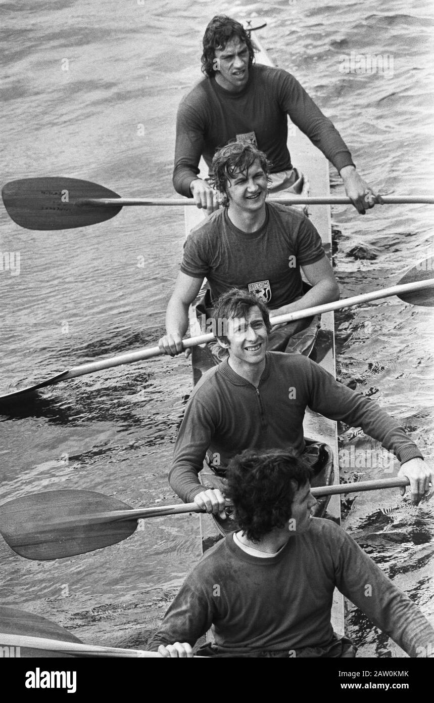 Courses internationales de canoë sur le Bosbaan à Amsterdam équipe néerlandaise en troisième place, de haut en bas Van der Pol, Jacobs, Keetmanshoop, Van Es Date: 11 mai 1975 lieu: Amsterdam , Noord-Holland mots clés: Canoes, canoë, sports, sportifs, compétitions Banque D'Images