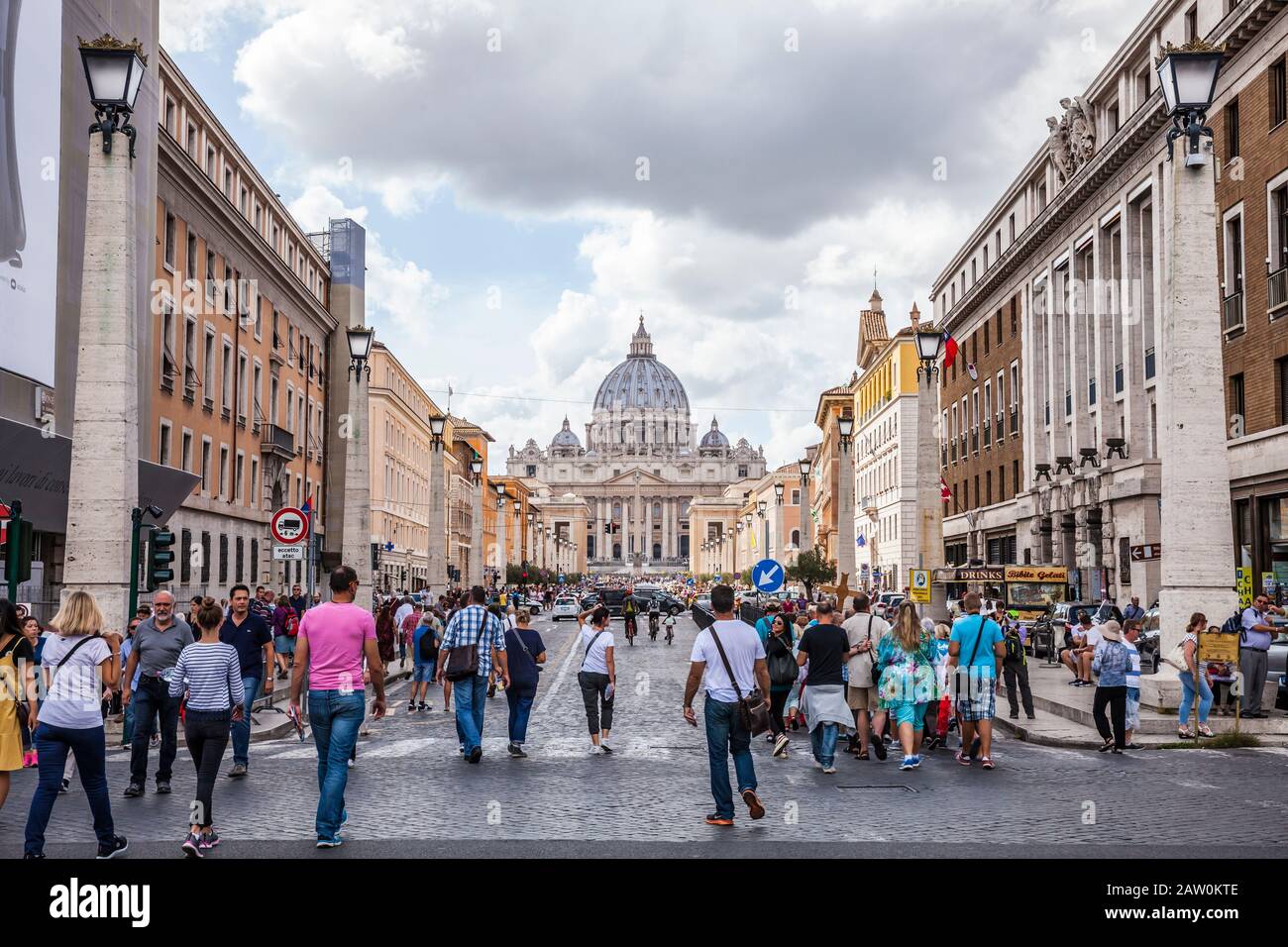 En regardant La Via della Conciliazione vers la basilique et la place Saint-Pierre, Rome, Italie, Cité du Vatican. Banque D'Images