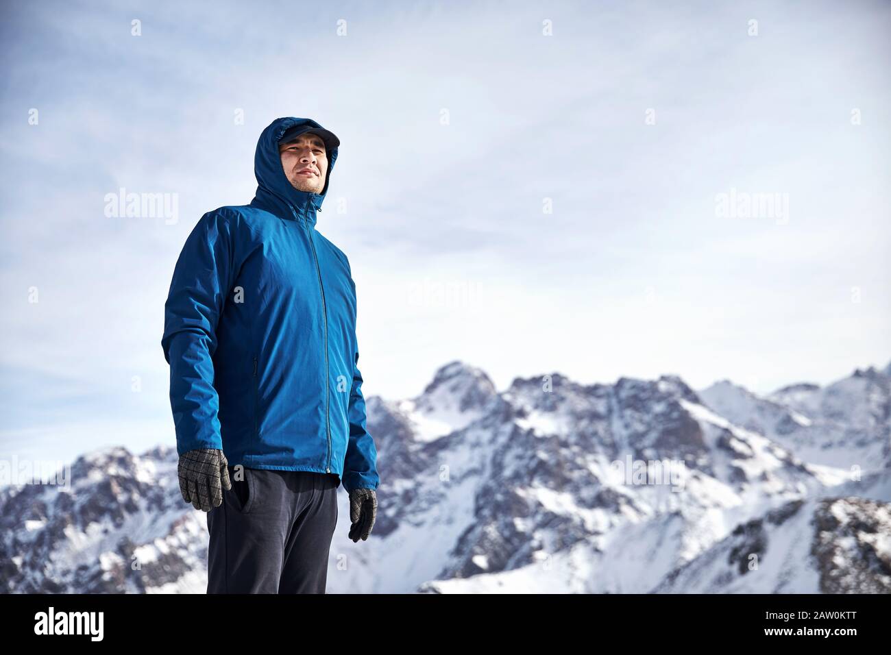 Portrait du grimpeur asiatique en veste bleue à haute montagne enneigée en  arrière-plan. Concept d'escalade et d'alpinisme en plein air Photo Stock -  Alamy
