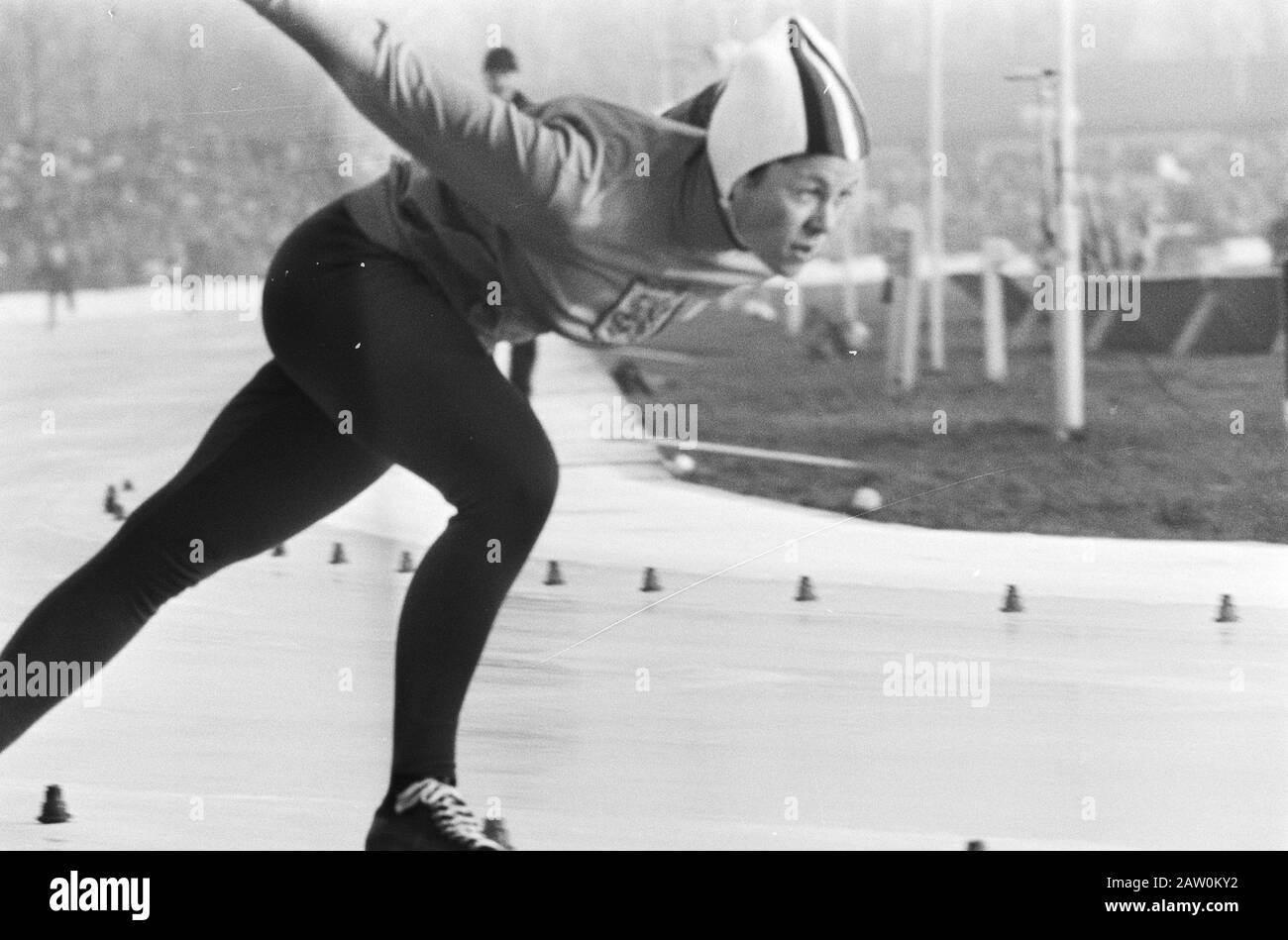 Championnats néerlandais de patinage Mesdames et Messieurs, Amsterdam; . N° 3, 5 : Stien Kaiser, N° 4: Ans Schut Date: 10 Janvier 1971 Lieu: Amsterdam, Noord-Holland Mots Clés: Patinage, Sport Personne Nom: Kaiser, Stien, Schut, Ans Banque D'Images