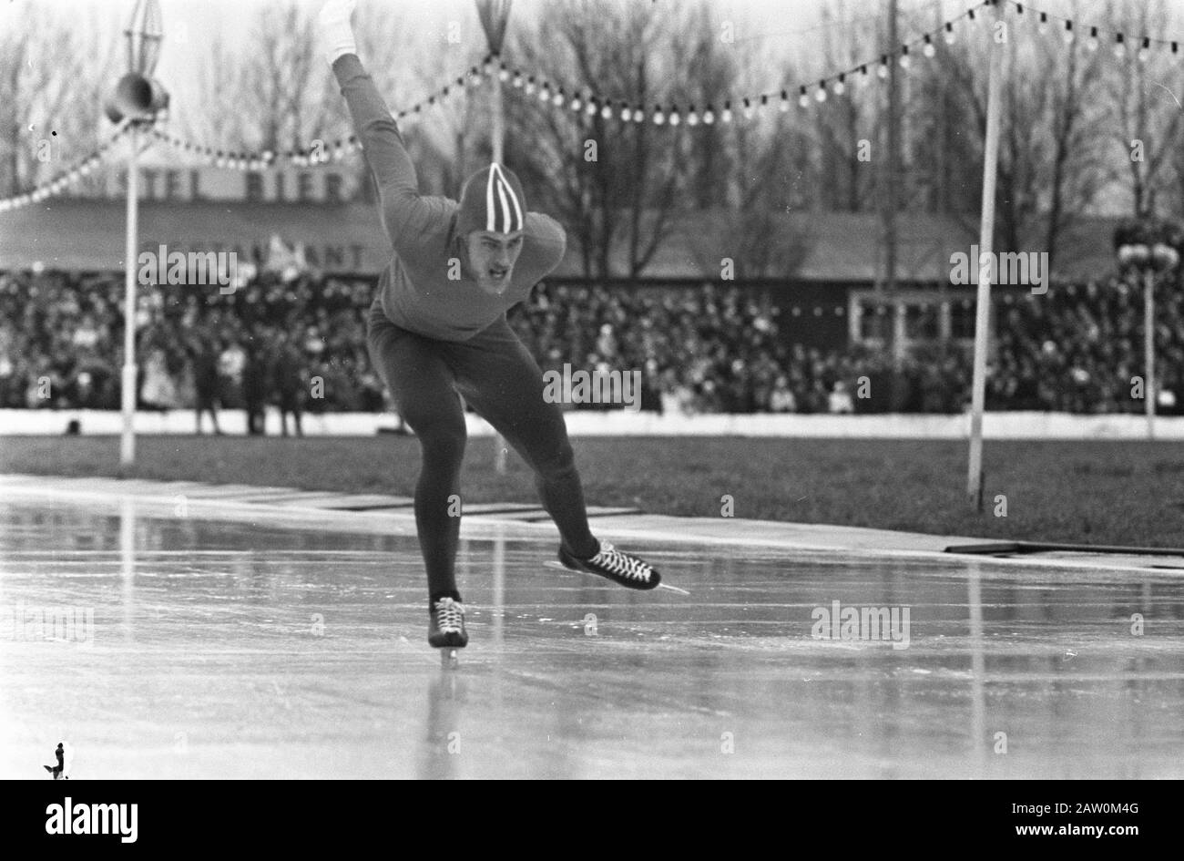 Championnat de patinage hollandais, Jaap Eden Baan, numéro 22 et 23 Schenk, numéro 24 Schenk et Nottet (date de droite : 17 décembre 1967 mots clés : Championnats, patinage, personne de sport Nom : Eden Jaap Nottet, Peter Banque D'Images