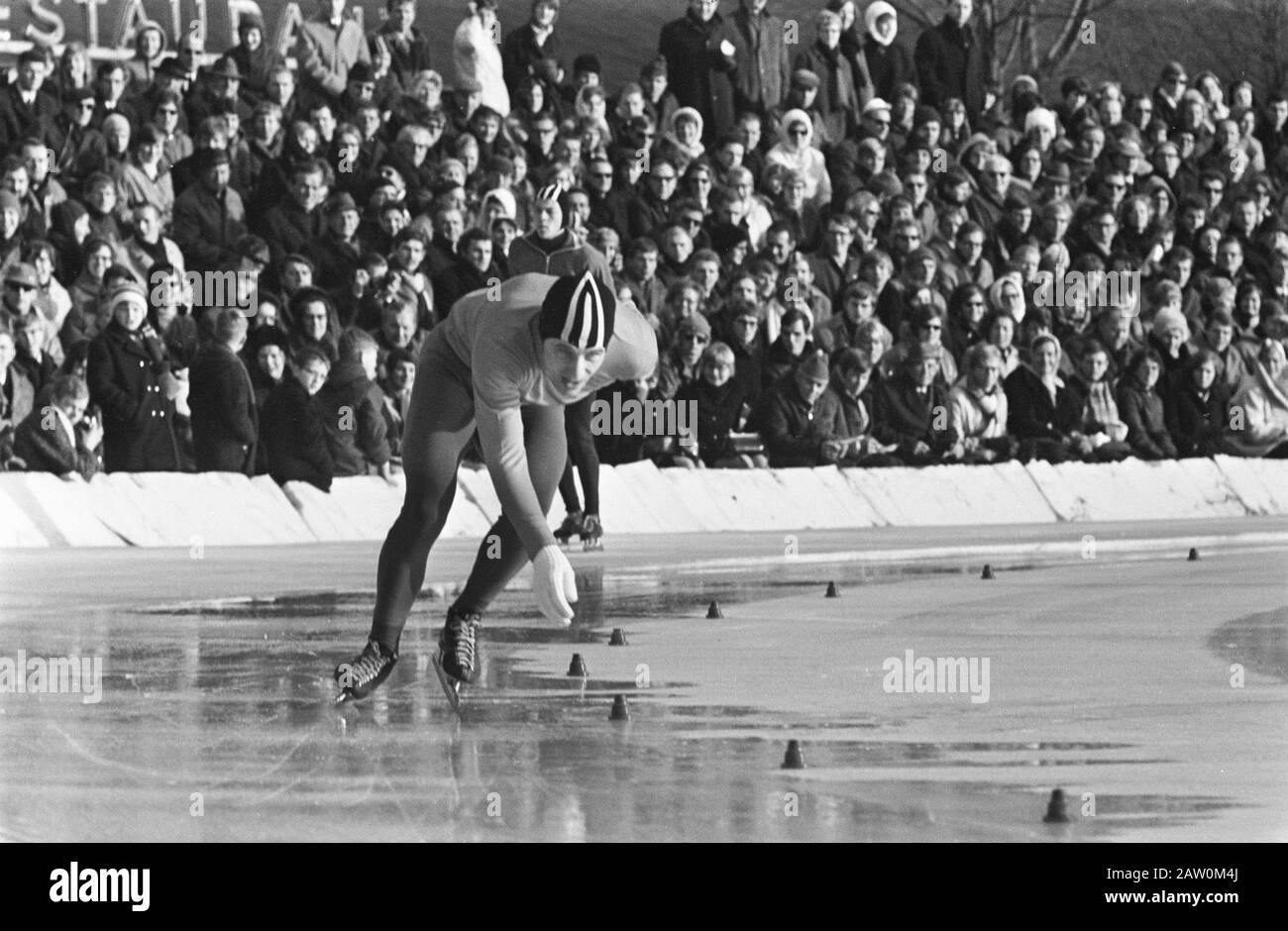 Championnat De Patinage Hollandais, Jaap Eden Baan, Kees Verkerk En Action Date : 17 Décembre 1967 Mots Clés : Championnats, Patinage, Personne De Sport Nom : Eden, Jaap Verkerk, Kees Banque D'Images