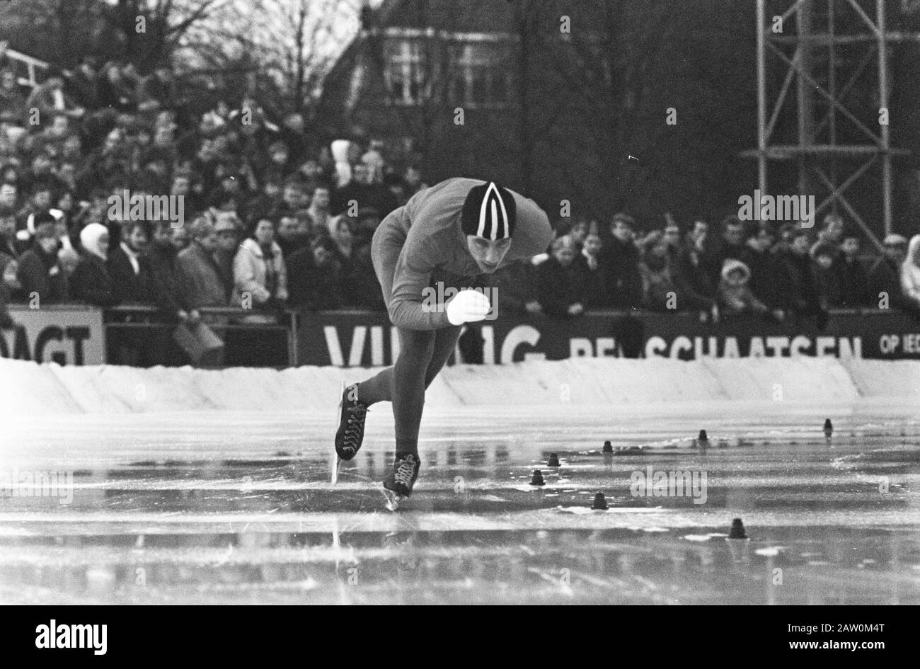 Championnat de patinage hollandais, Jaap Eden Baan, numéro 31 Jorritsma, numéro 32, 33 et 34 Verkerk en action Date: 17 décembre 1967 mots clés: Championnats, patinage, personne de sport Nom: Eden Jaap Banque D'Images