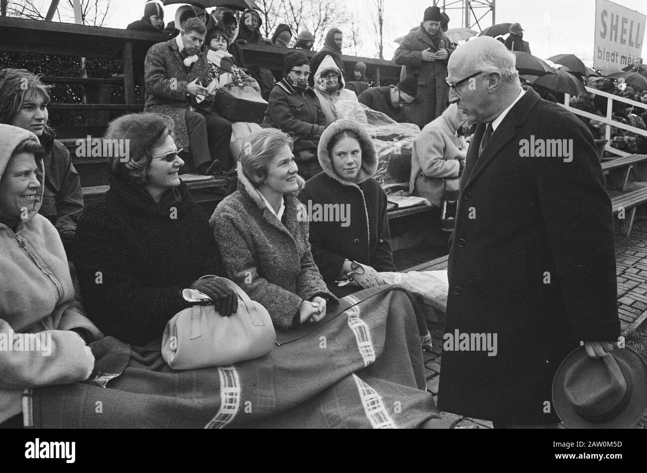 Championnat De Patinage Hollandais, Jaap Eden Baan, Maire Samkalden Et Sjoukje Dijkstra Date : 17 Décembre 1967 Mots Clés : Championnats, Patinage, Sport Nom De La Personne : Dijkstra, Sjoukje, Eden, Jack, Samkalden, Ivo Banque D'Images