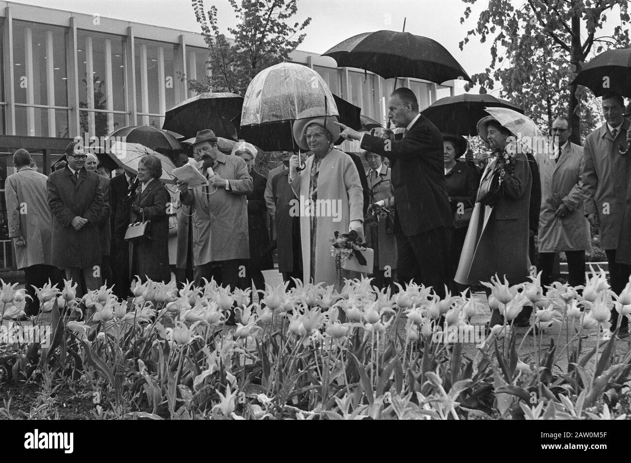 Queen Juliana à la célébration du centenaire de la Royal Dutch Society for Horticulture and Botany Queen Juliana et invités lors d'une visite à Floriade Date: 17 mai 1972 lieu: Amsterdam , Noord-Holland mots clés: Anniversaires, reines, expositions, horticulture Nom De La Personne: Juliana, Queen institution Nom: Floriade Banque D'Images