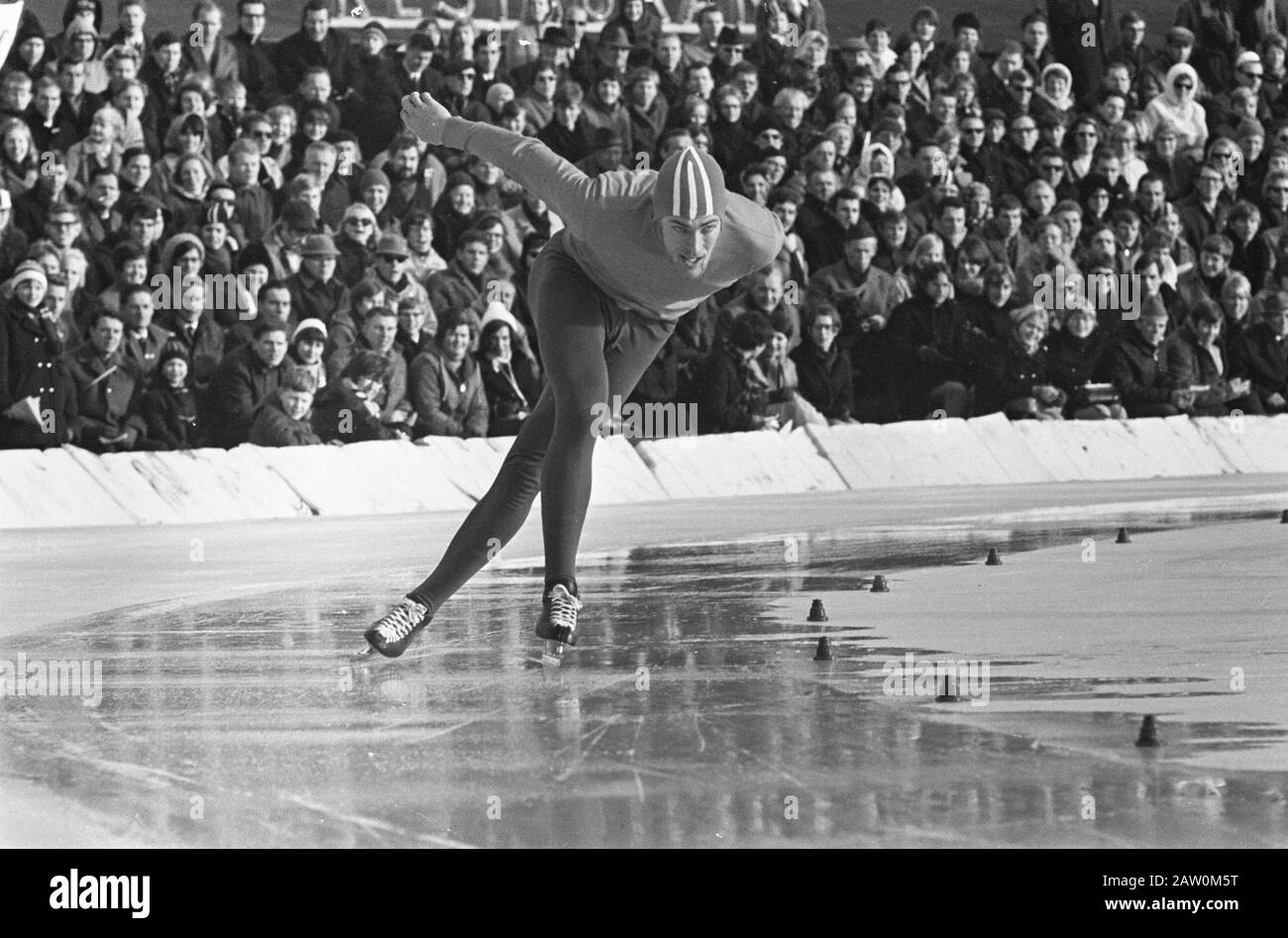 Championnat De Patinage Hollandais, Jaap Eden Baan, Ard Schenk En Action Date : 17 Décembre 1967 Mots Clés : Championnats, Patinage, Sport Nom De La Personne : Eden, Jaap, Schenk, Ard Banque D'Images
