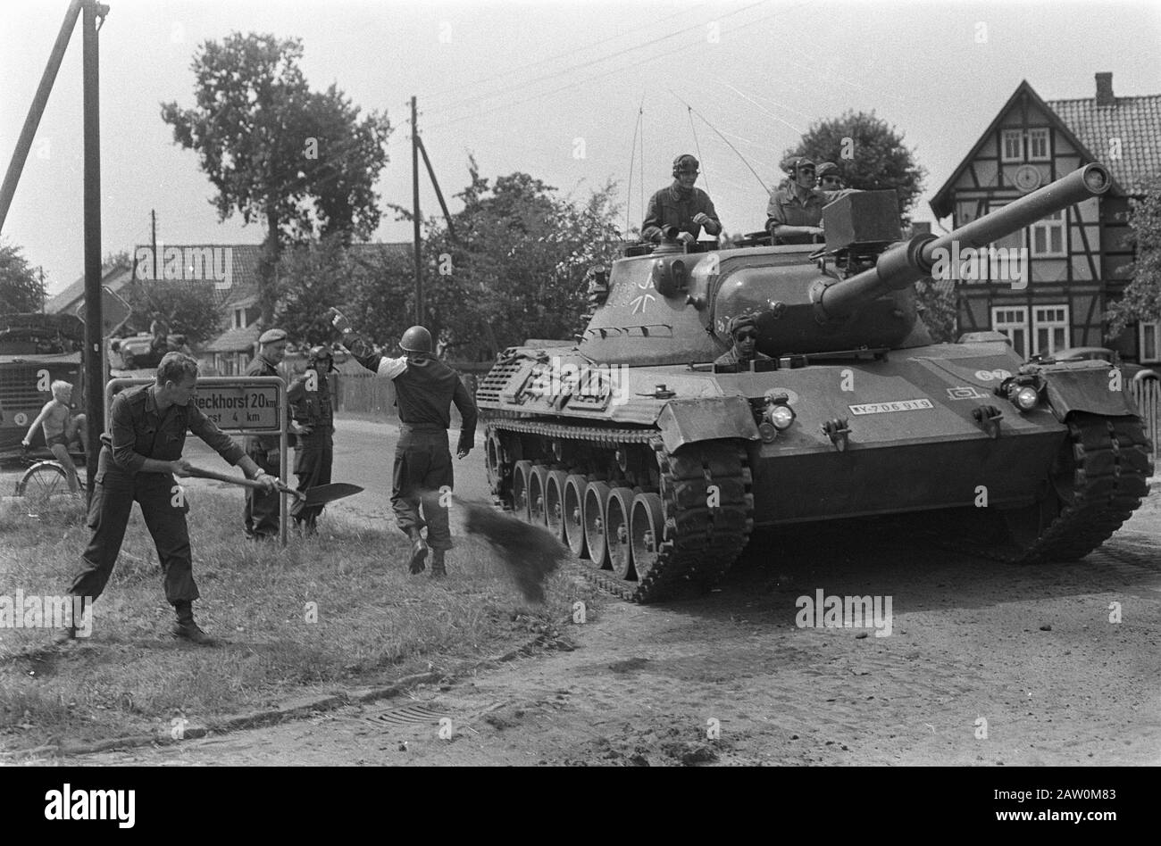 L'exercice militaire King's Gambit en Allemagne les soldats néerlandais occupés par des véhicules blindés endommagent les dégâts qu'ils réparent. Droite, un char Leopard 1 Date : 9 août 1968 lieu : Allemagne mots clés : exercices militaires, soldats, chars Banque D'Images